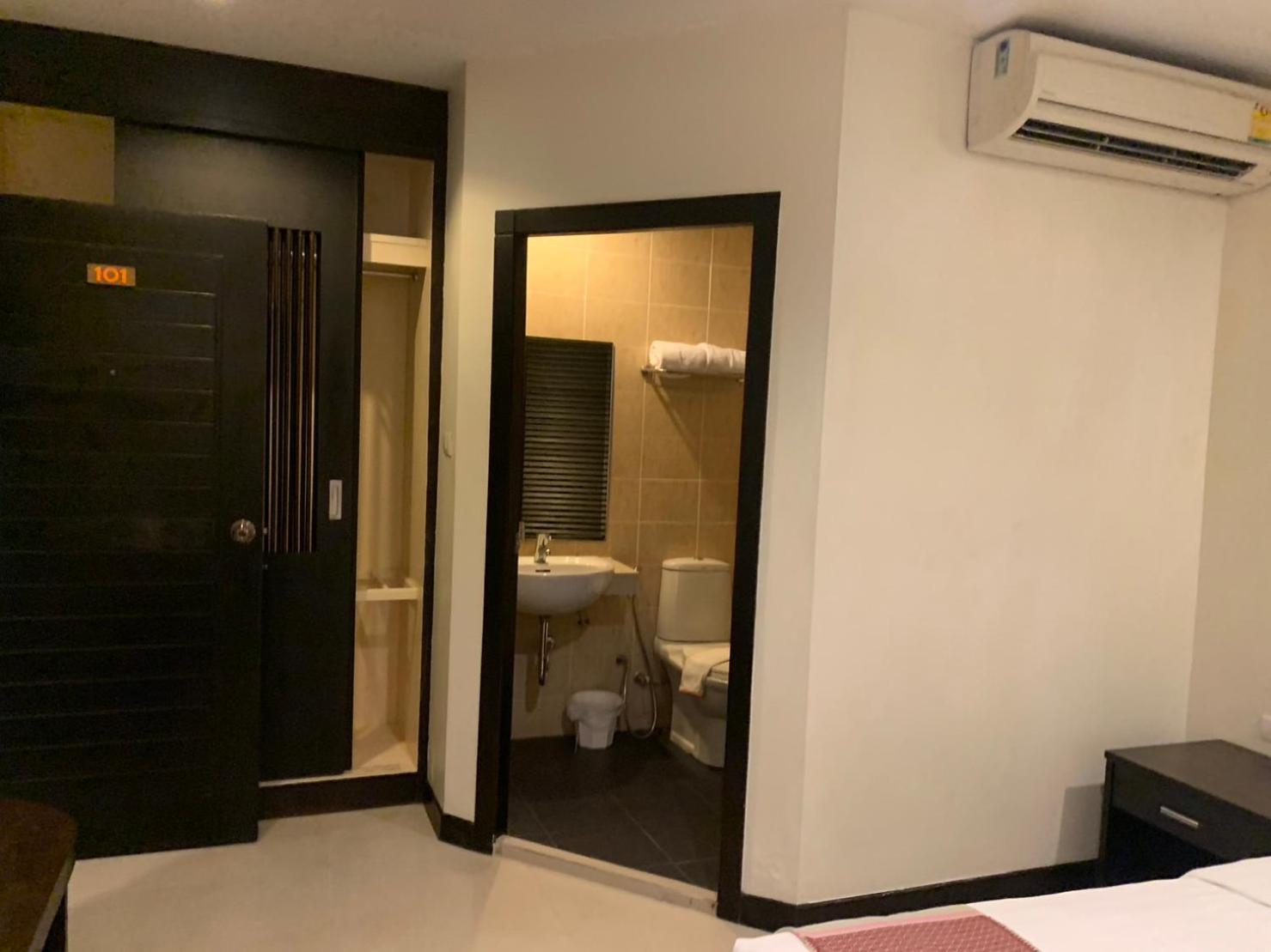 Standard Double Room - No Window photo 2