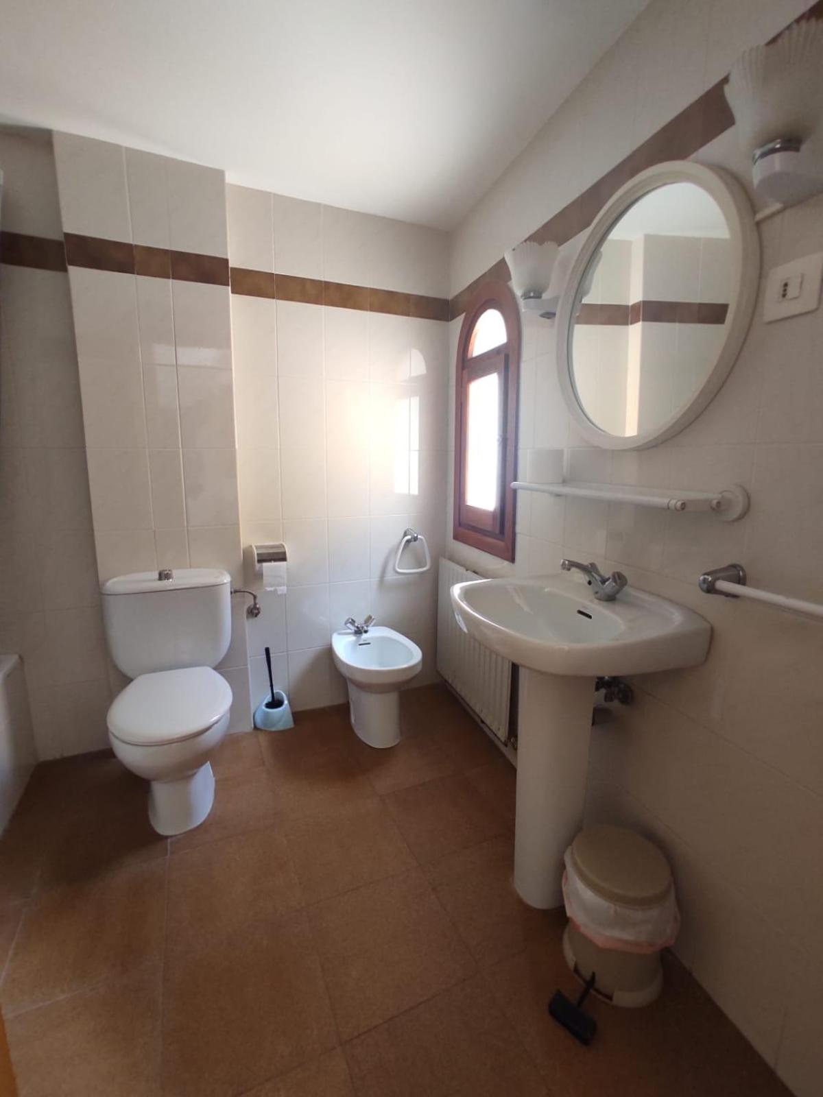 Habitación triple con baño
