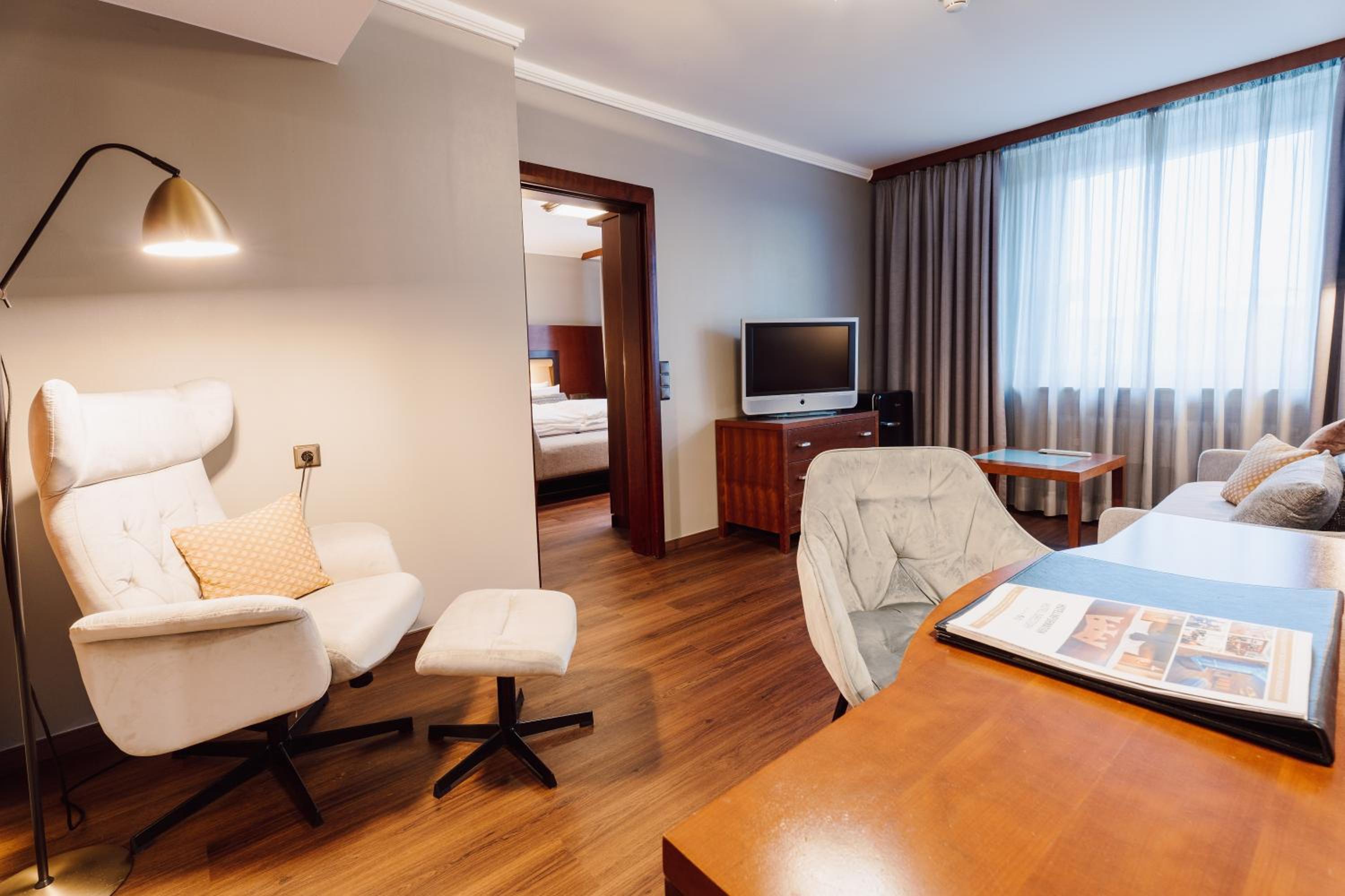 Suite - Photo 1