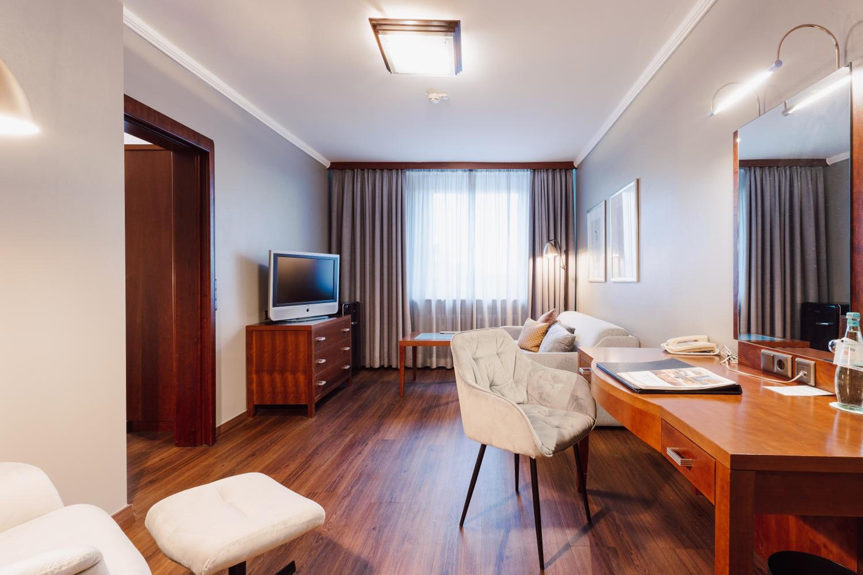 Suite - Photo 13