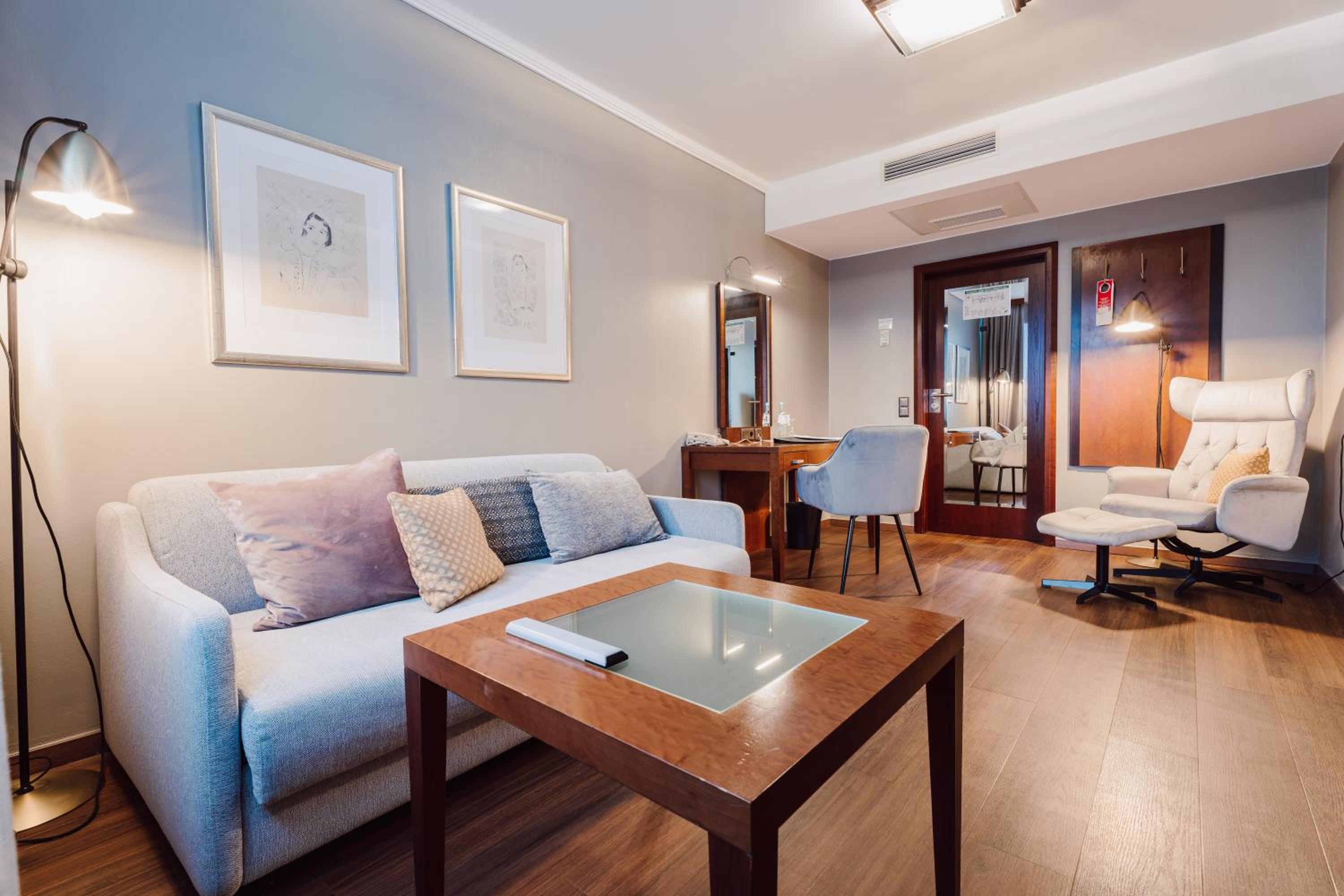 Suite - Photo 11