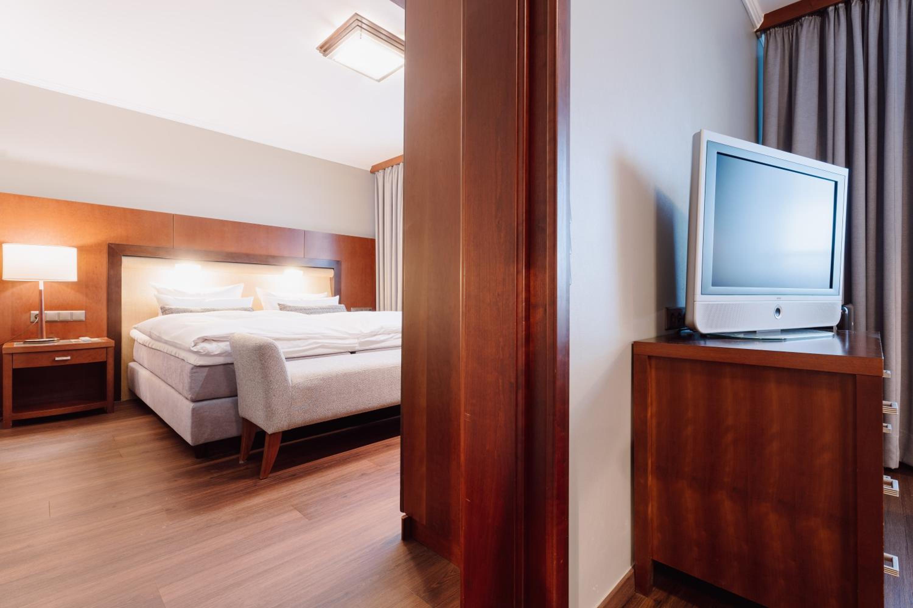 Suite - Photo 10