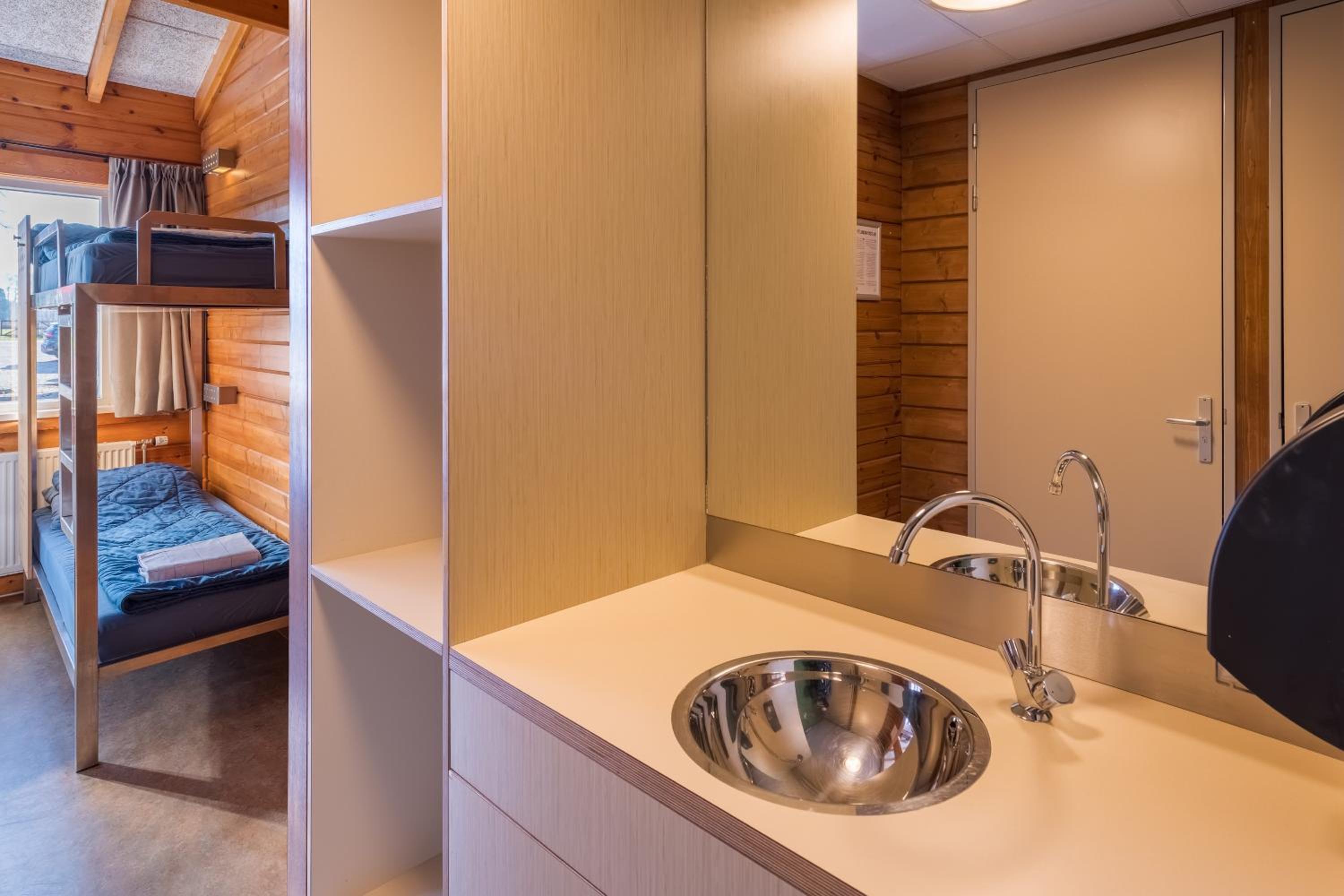Six Person Room With Private Bathroom and Shower photo 3