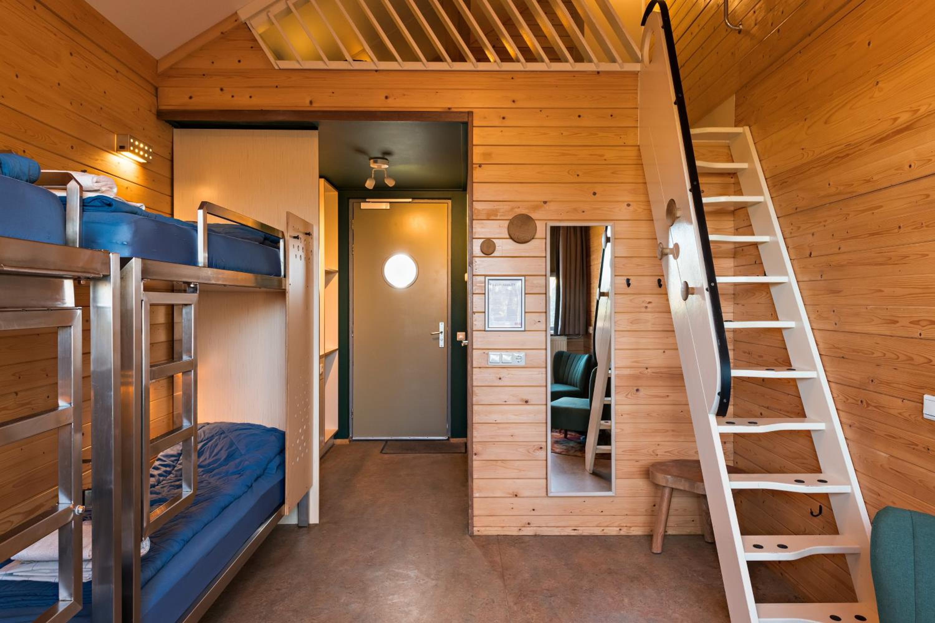 Quadruple Family Room with Terrace and Private Bathroom photo 3