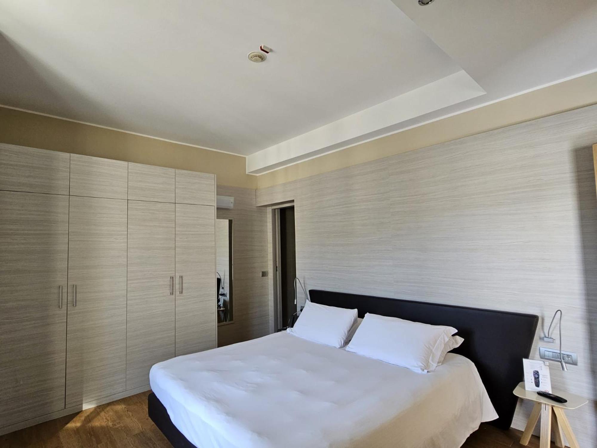 Double Room with Street View - Photo 2