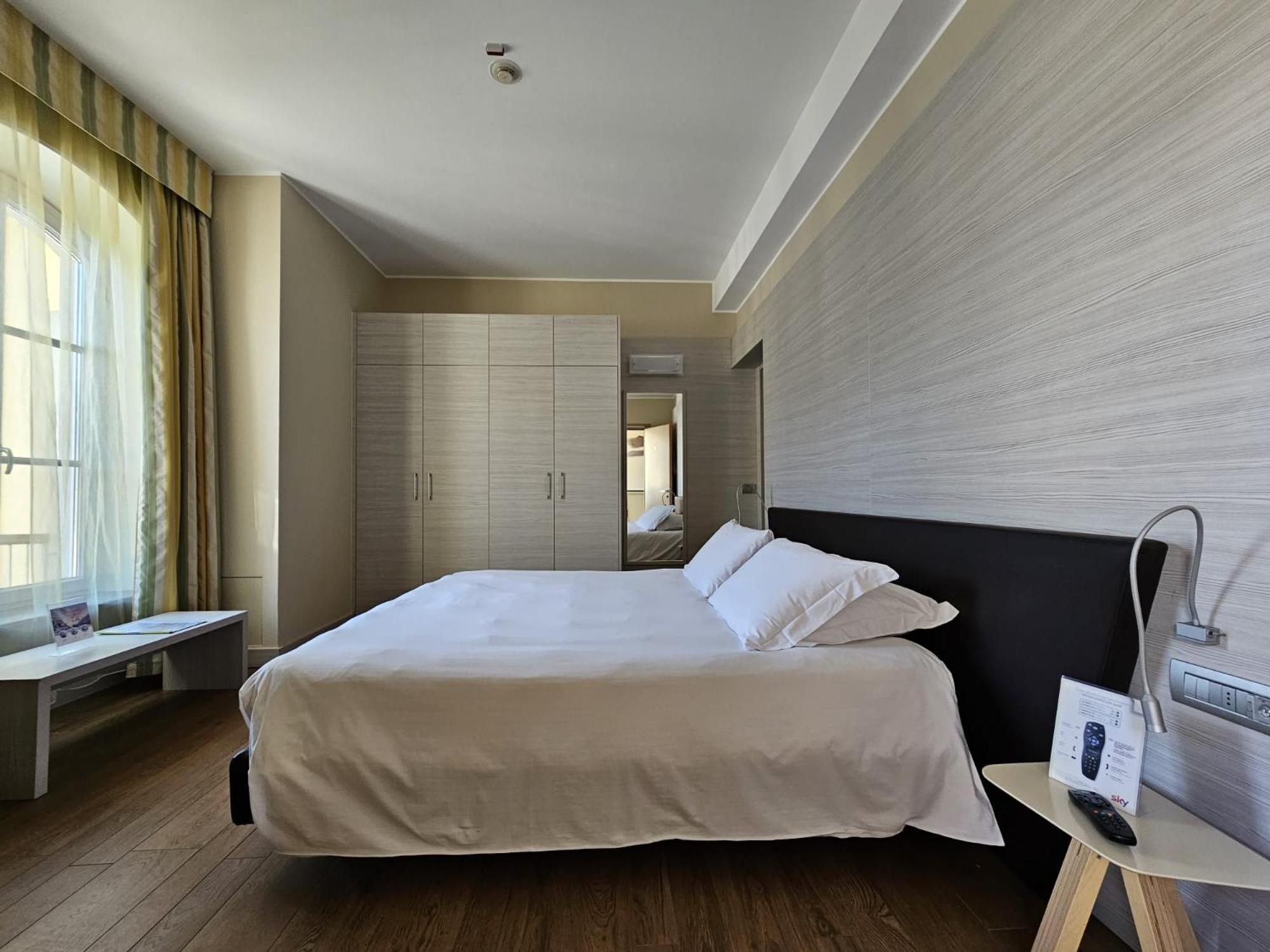 Double Room with Street View - Photo 4