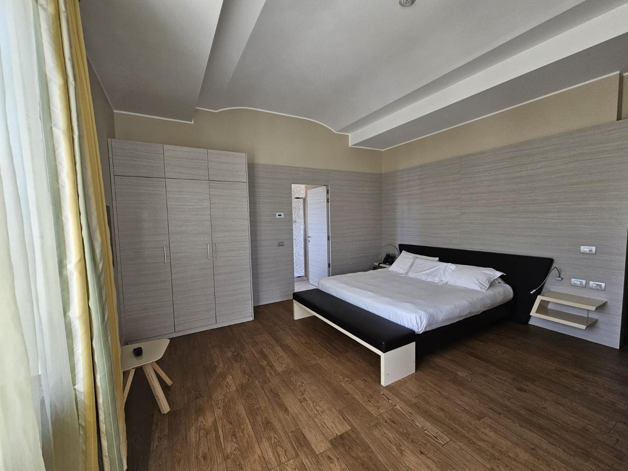 Double Room with Street View - Photo 3