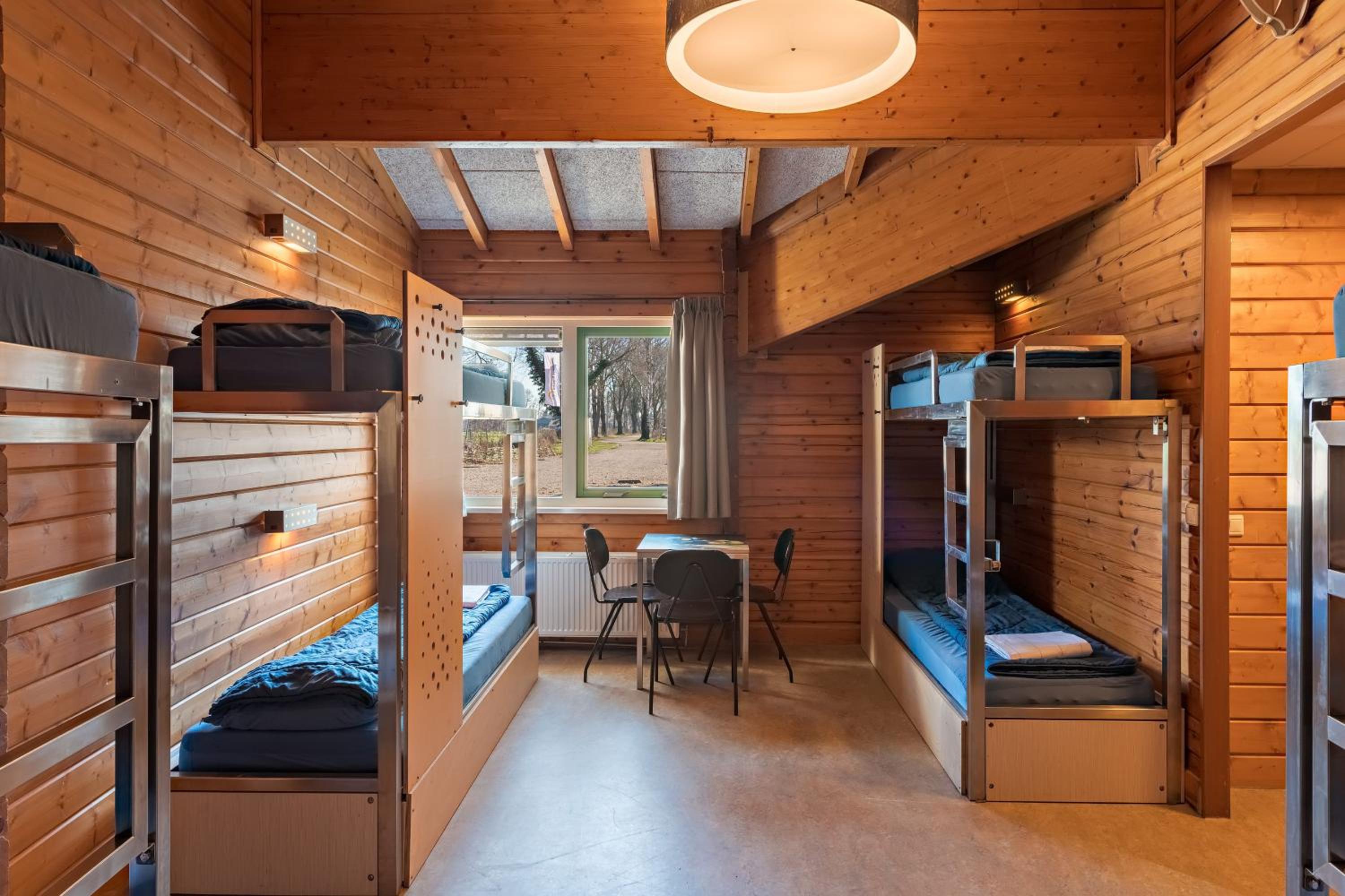 Six Person Room With Private Bathroom and Shower photo 1