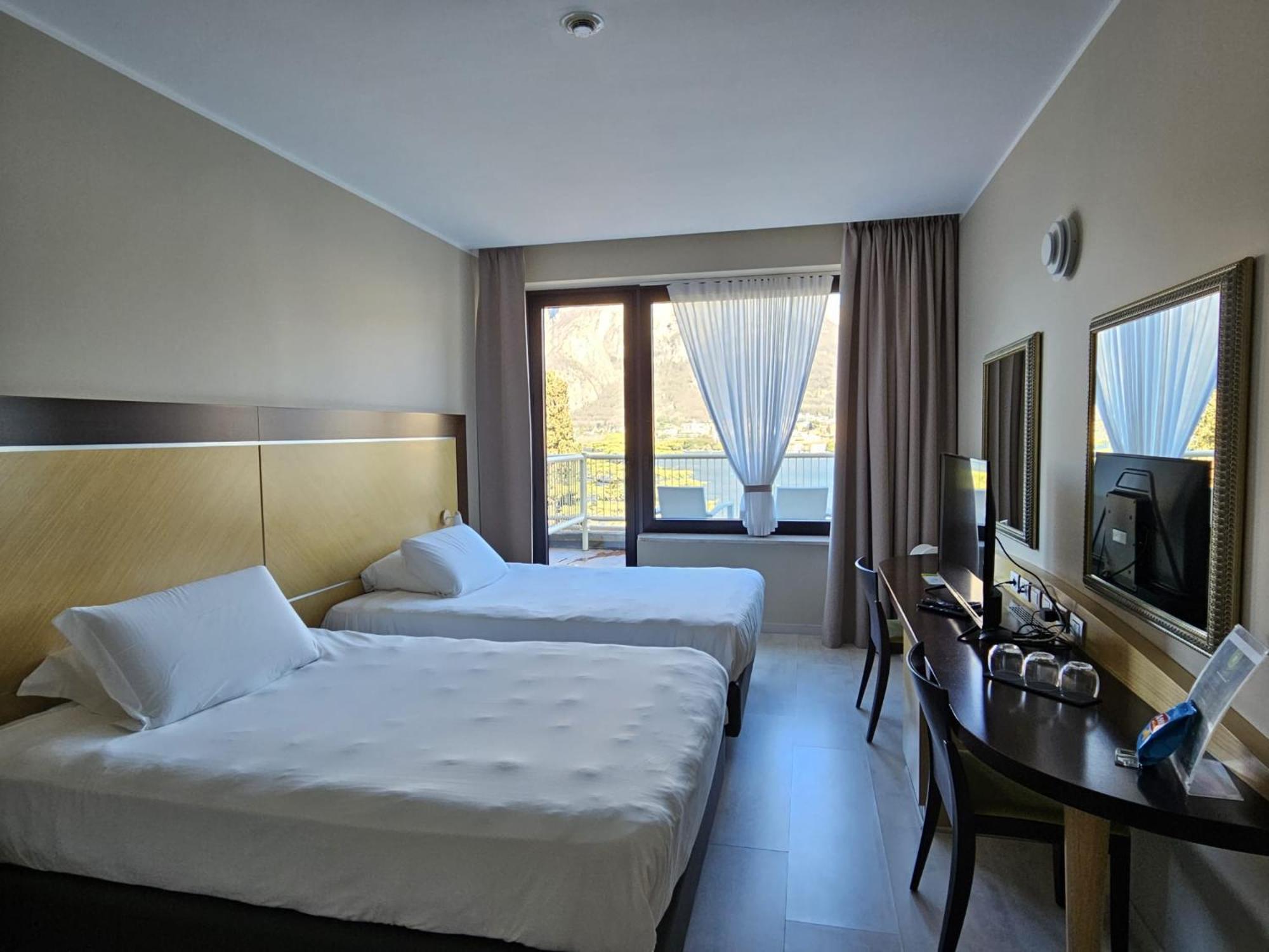 Double or Twin Room with Lake View - Photo 4