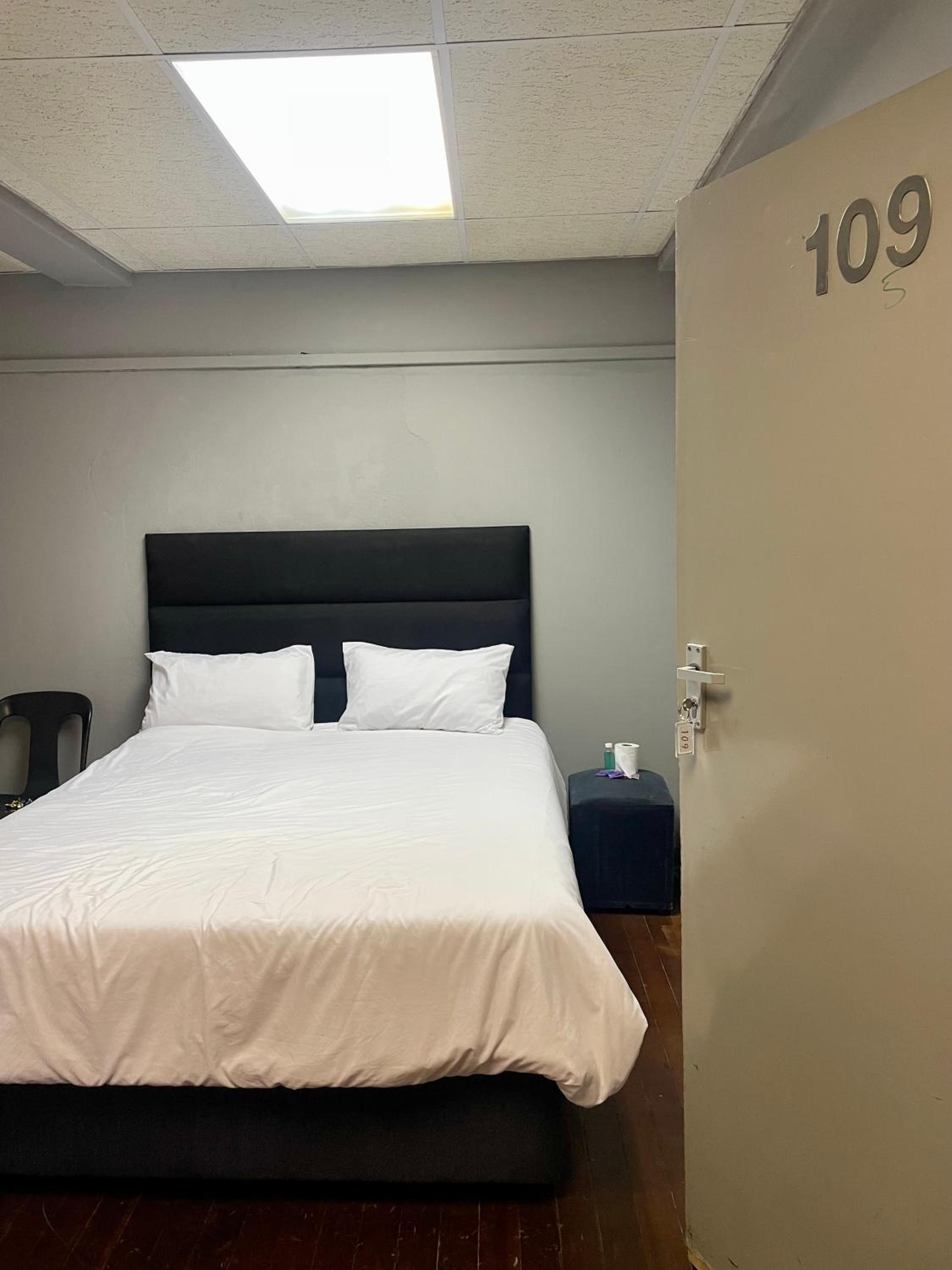 Budget Double Room - Photo 4