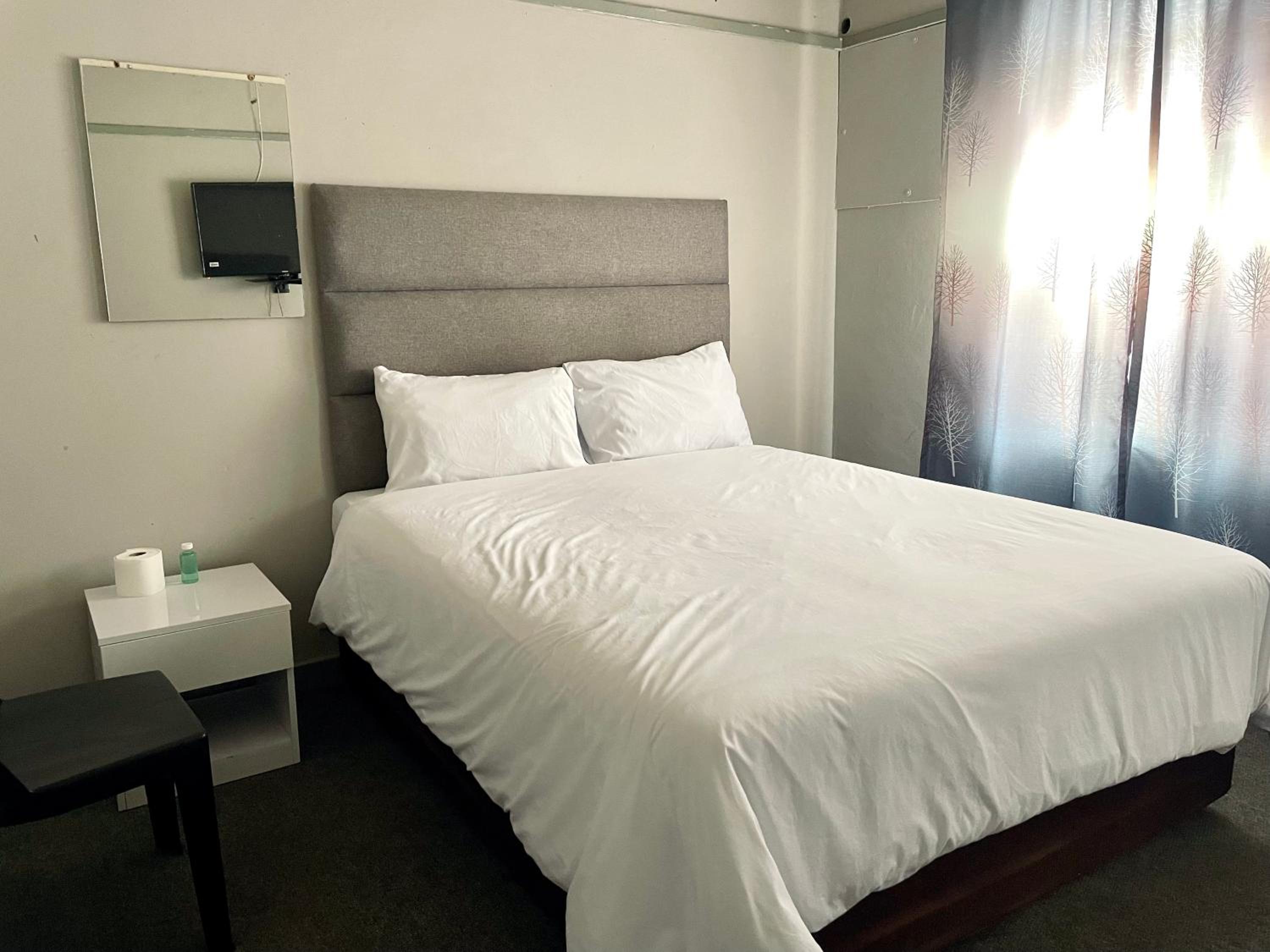 Budget Double Room - Photo 5