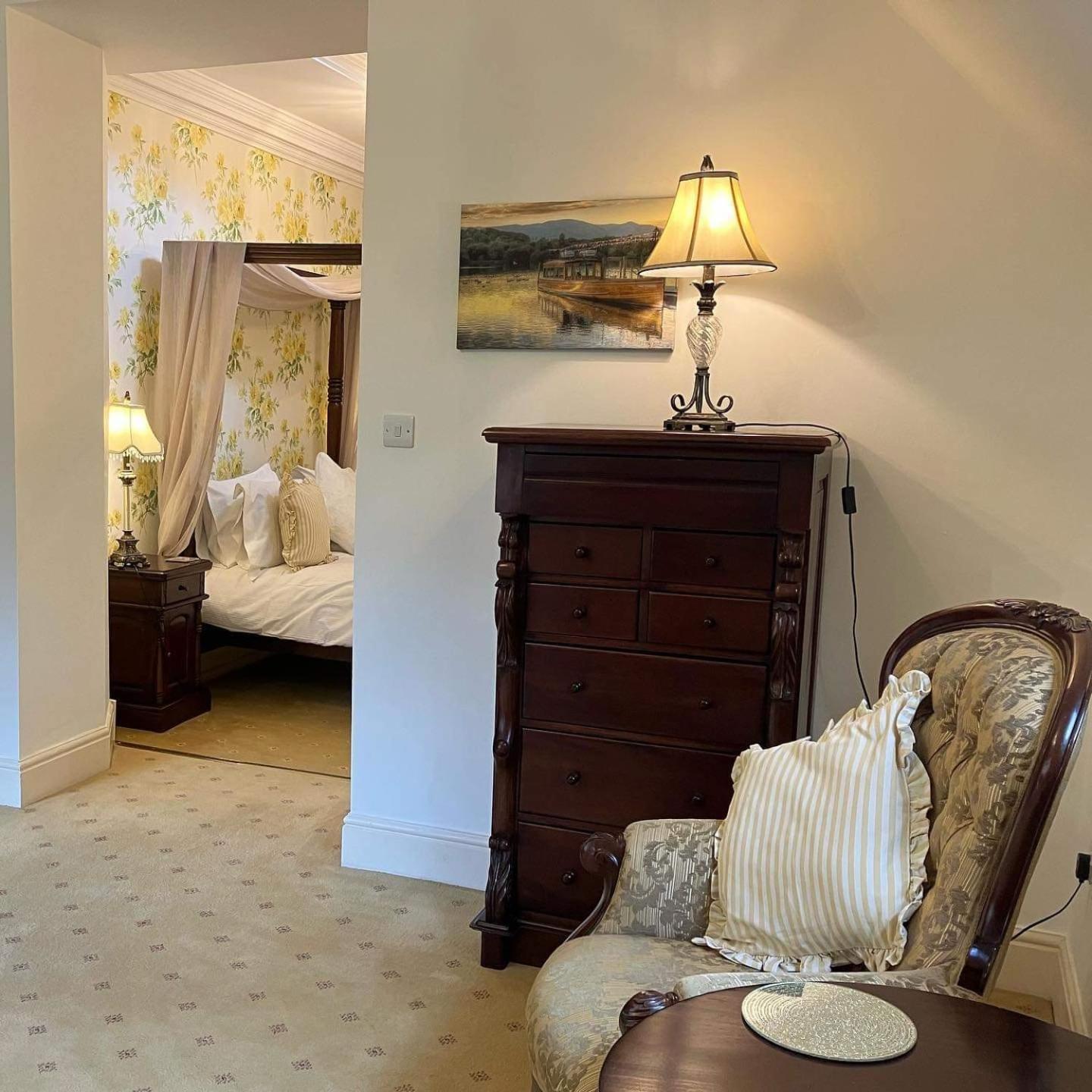 Jacobean Suite with Four Poster Bed photo 2