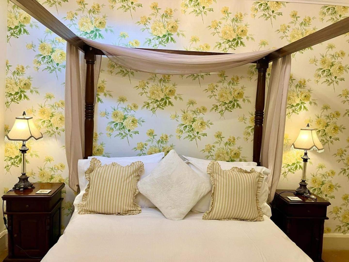 Jacobean Suite with Four Poster Bed photo 1