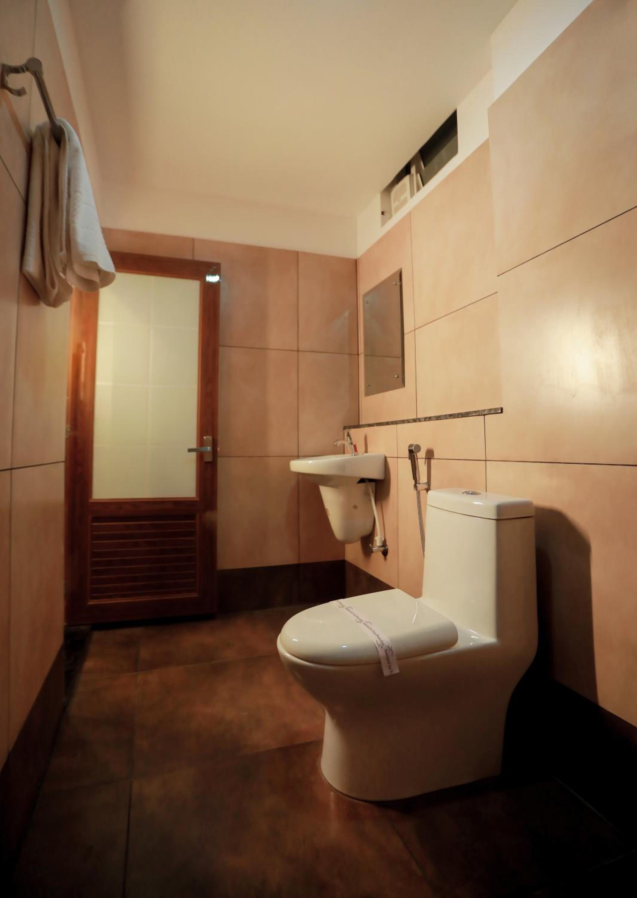Standard King Room - Photo 8