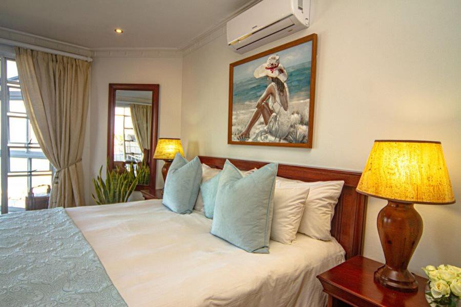 Luxury King Room - Photo 13