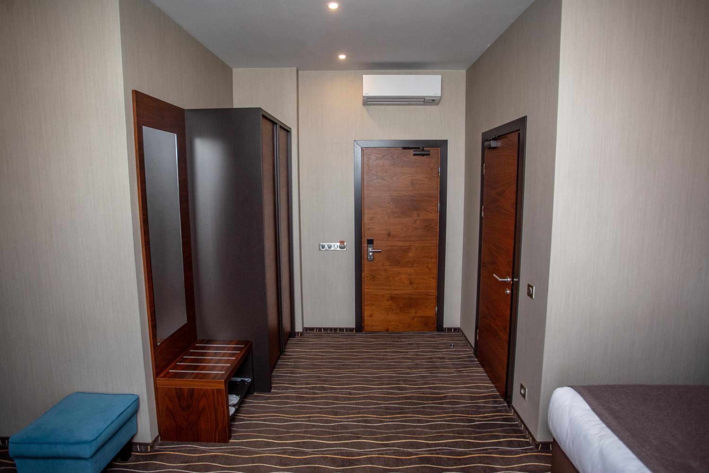 Deluxe Double Room with City View photo 3