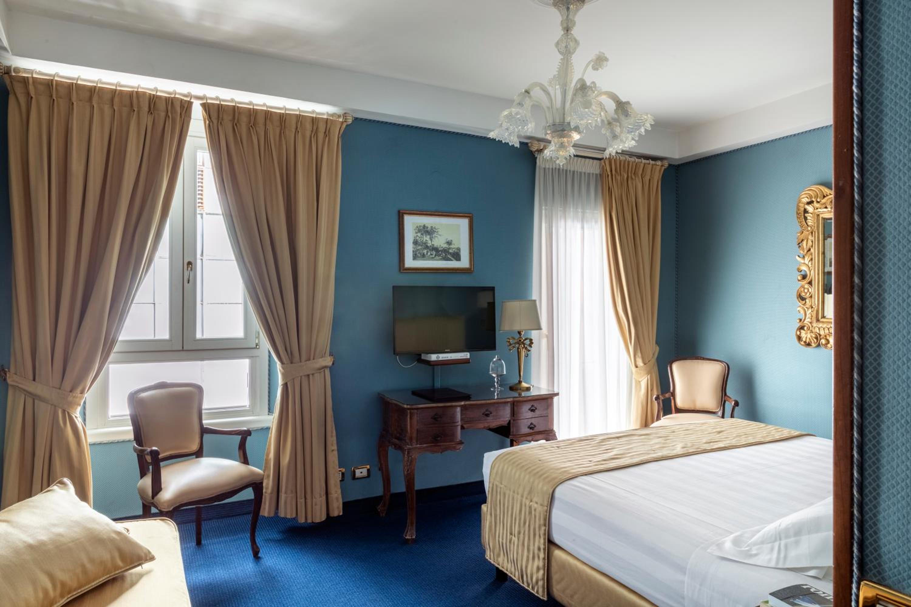 Triple Room thumbnail 6