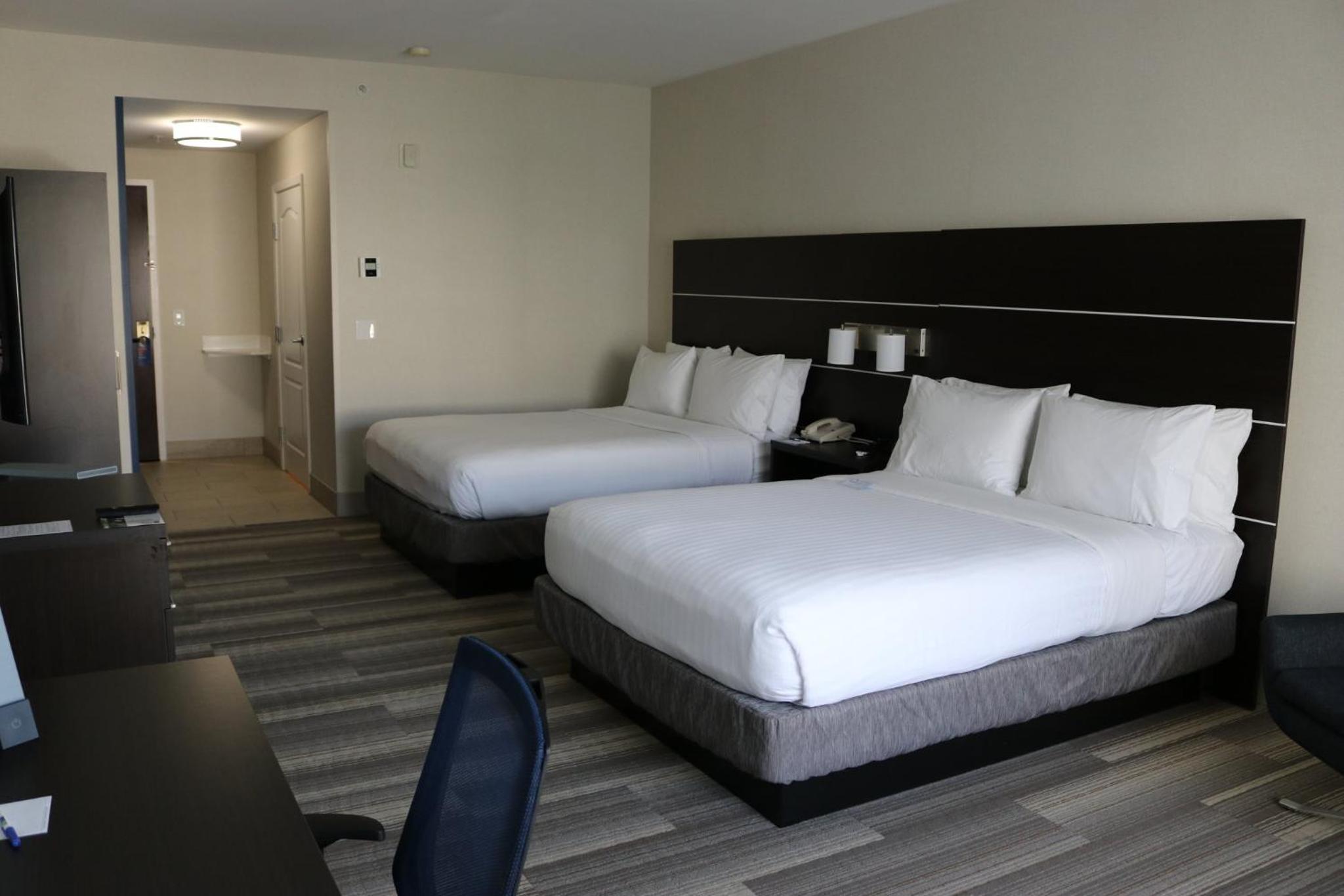 Standard Room with Two Queen Beds - Photo 3