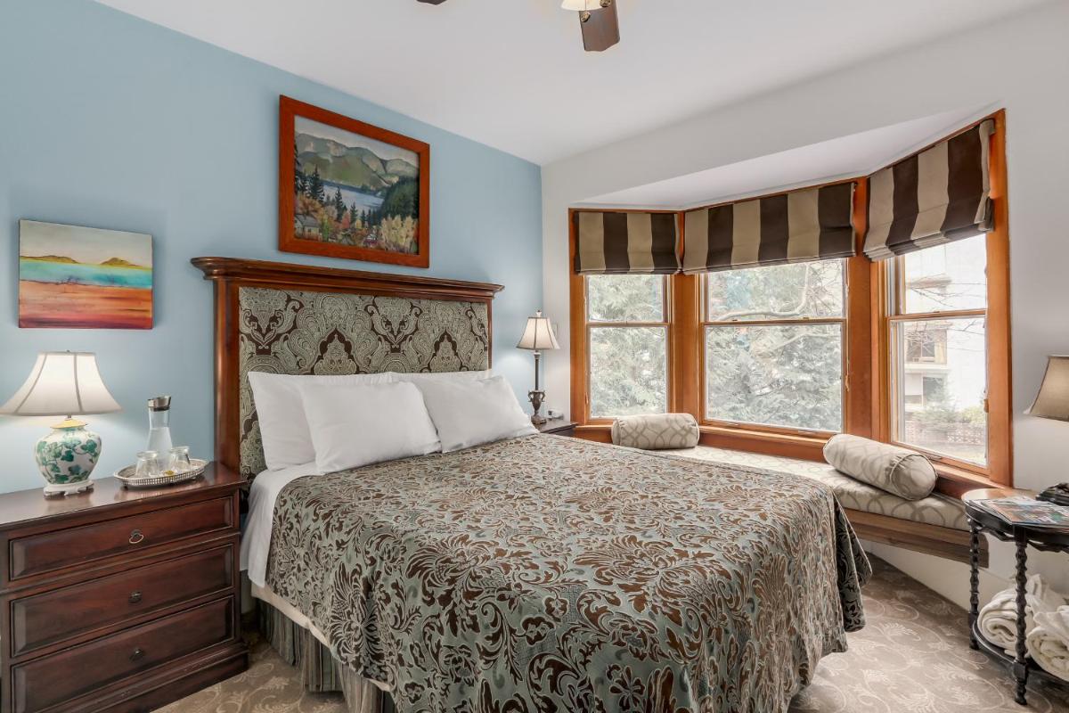 Queen Room photo 2