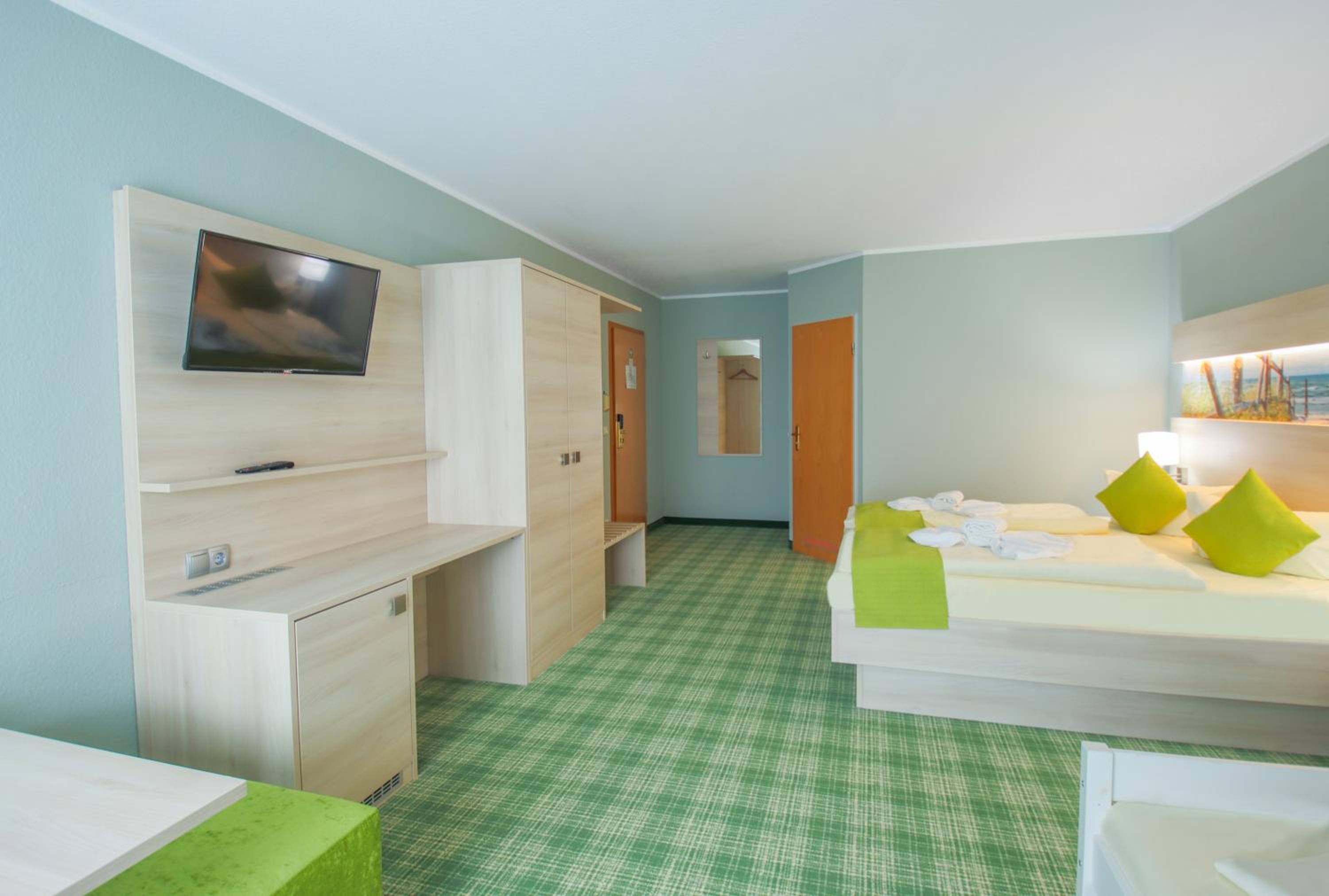 Family Room (2 Adults + 2 Children) - Photo 4