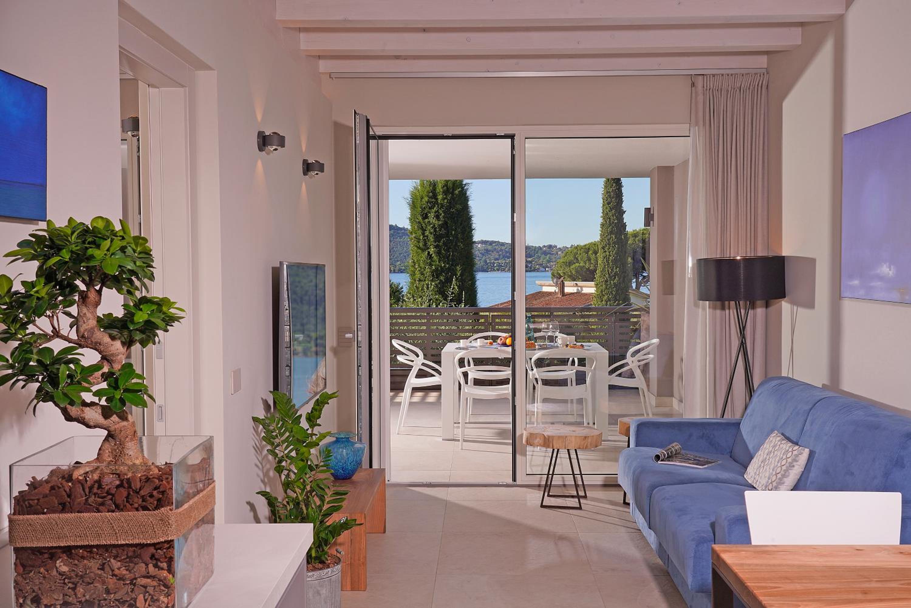 Apartment with Balcony and Lake View