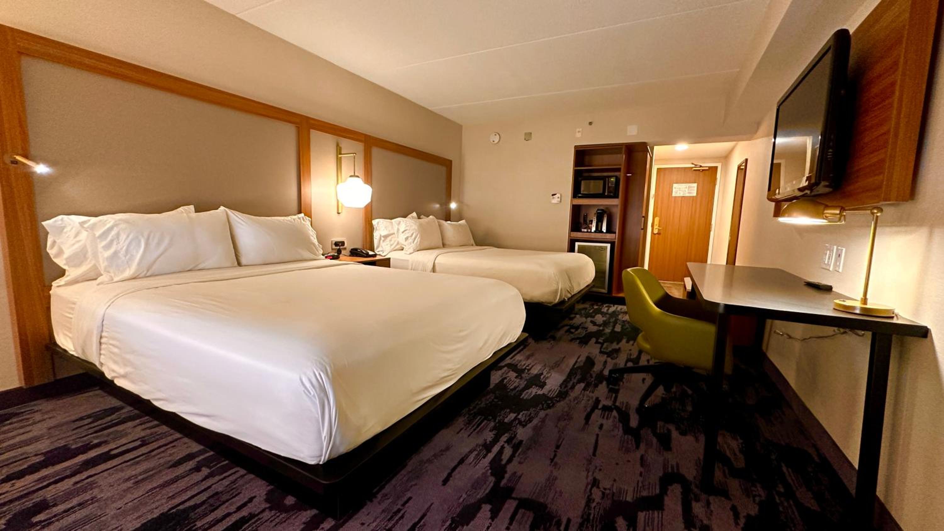 Queen Room With Two Queen Beds - Photo 12