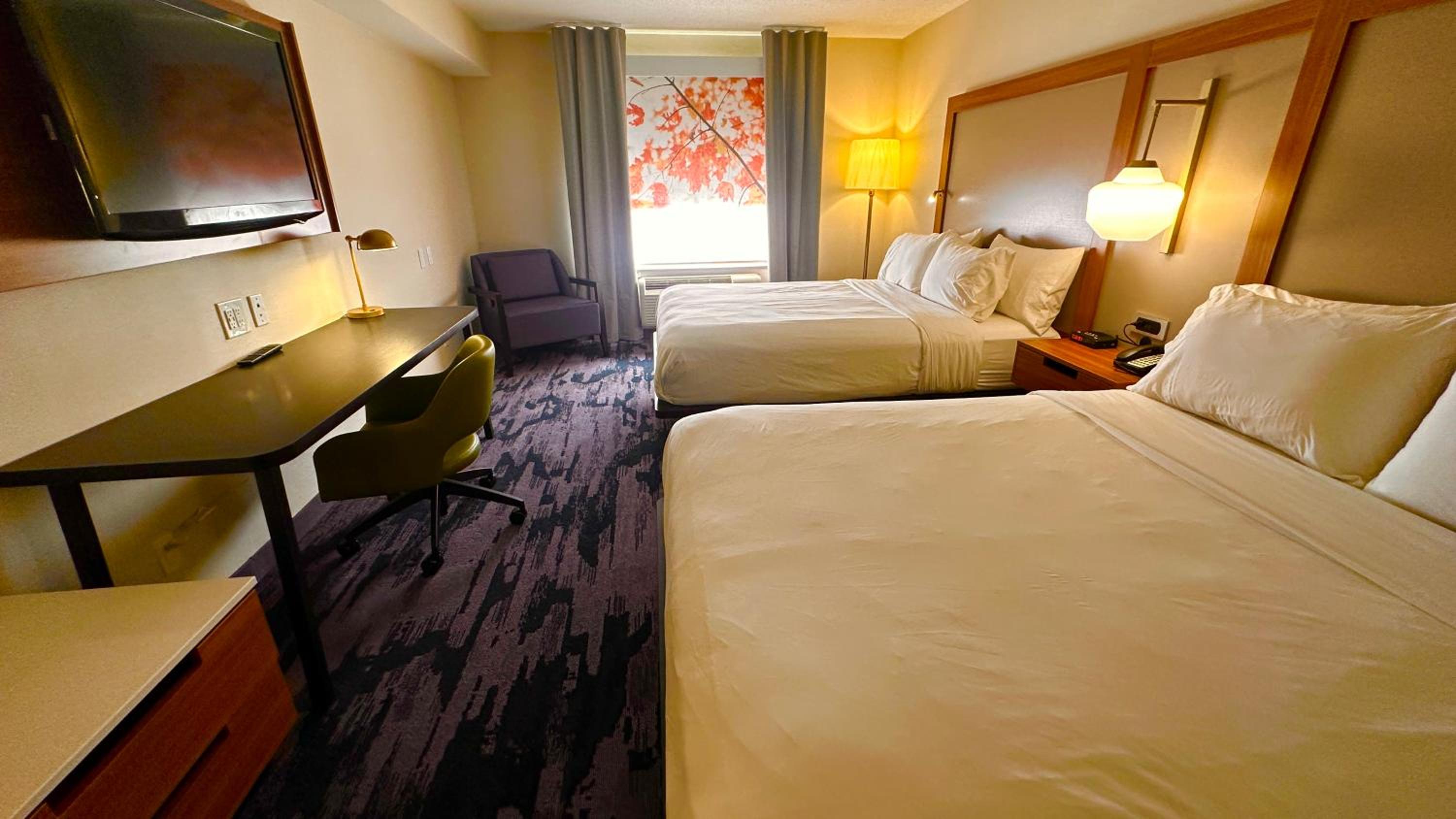 Queen Room With Two Queen Beds - Photo 2