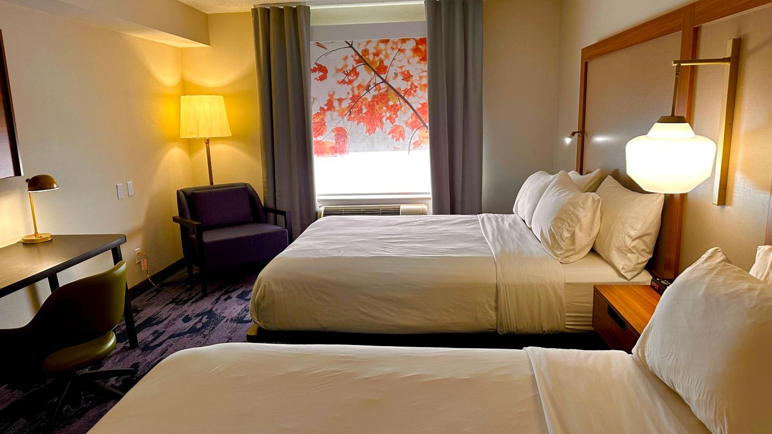 Queen Room With Two Queen Beds - Photo 3