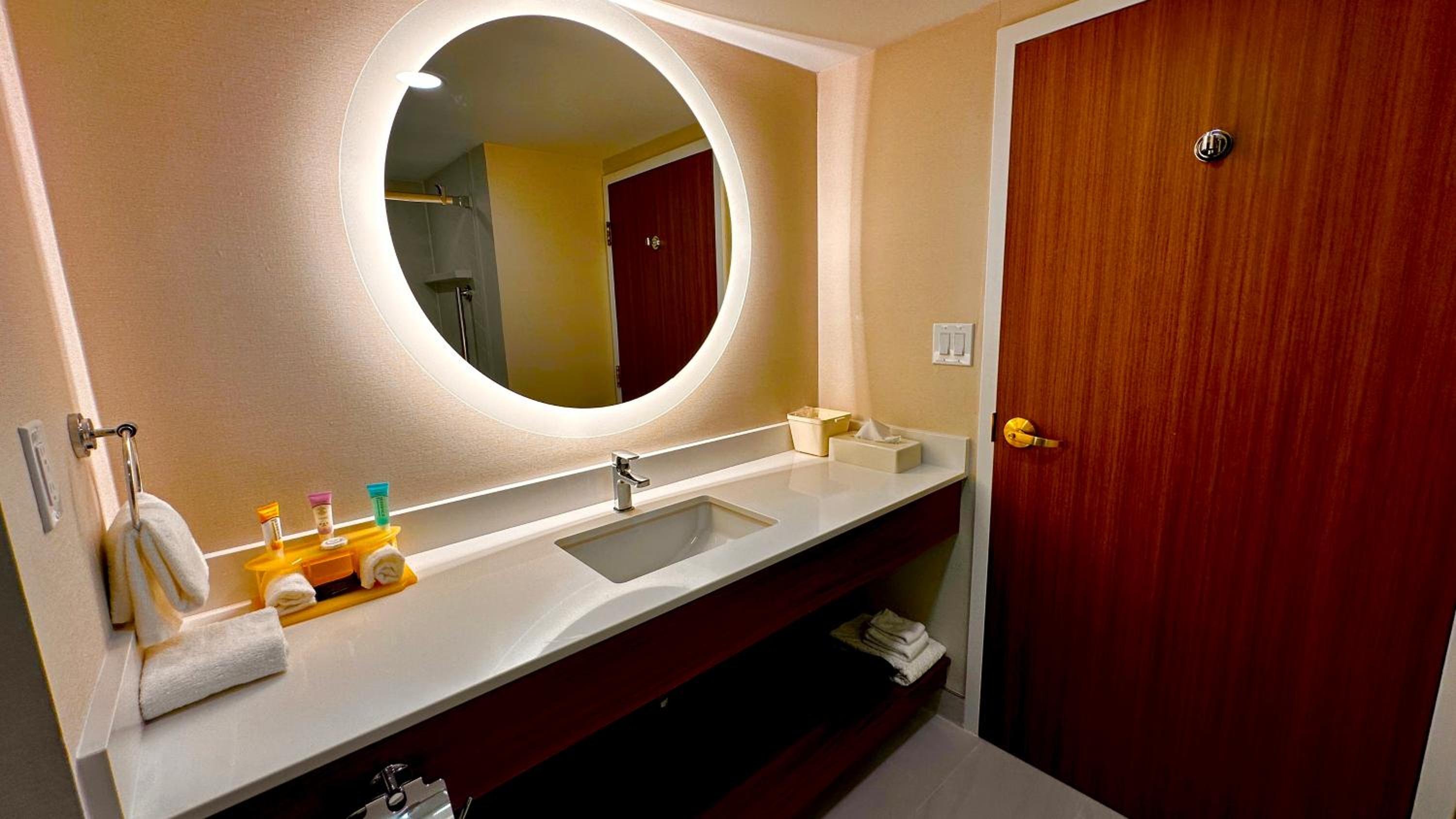 Queen Room With Two Queen Beds - Photo 9