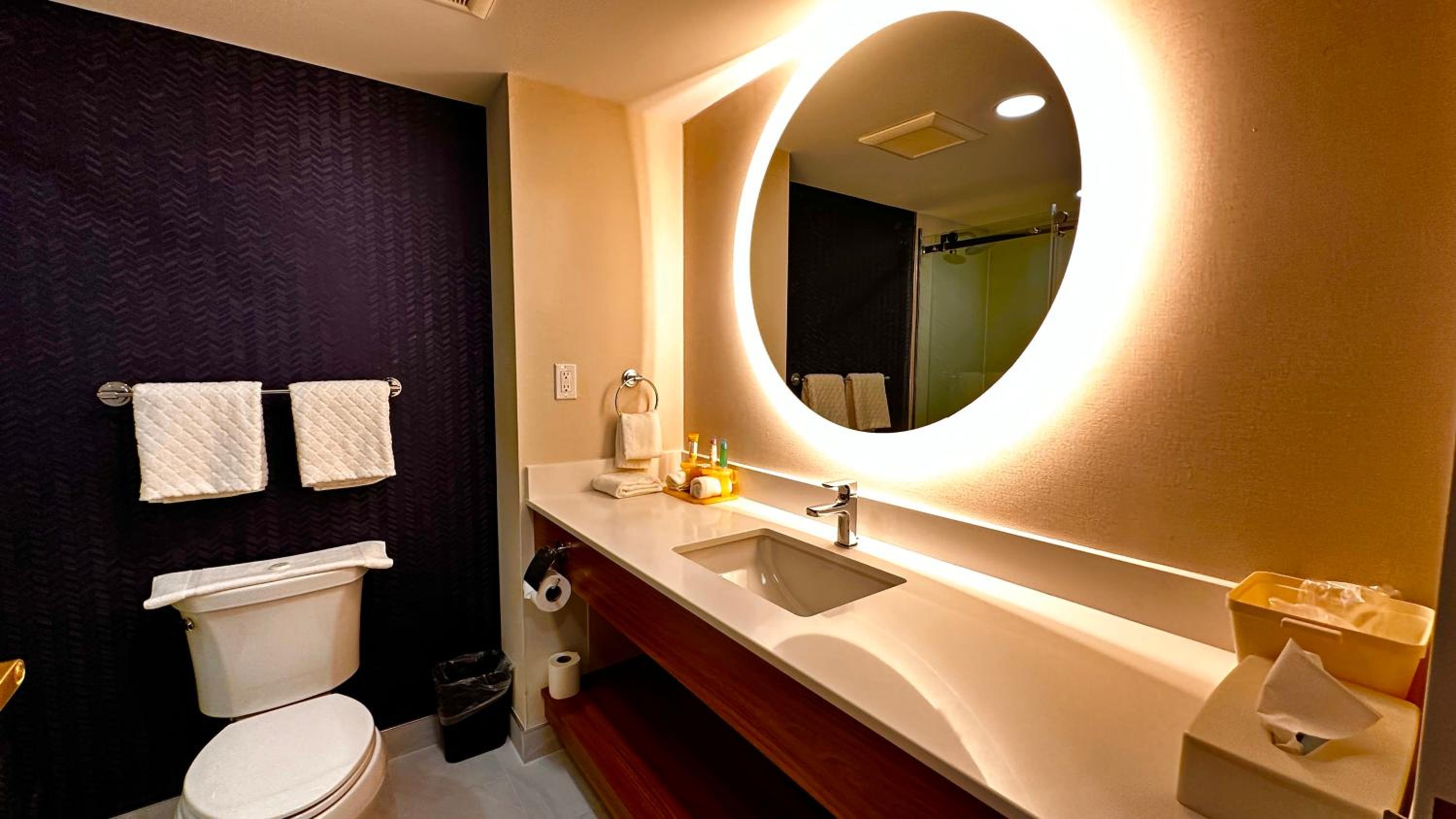 Queen Room With Two Queen Beds - Photo 6