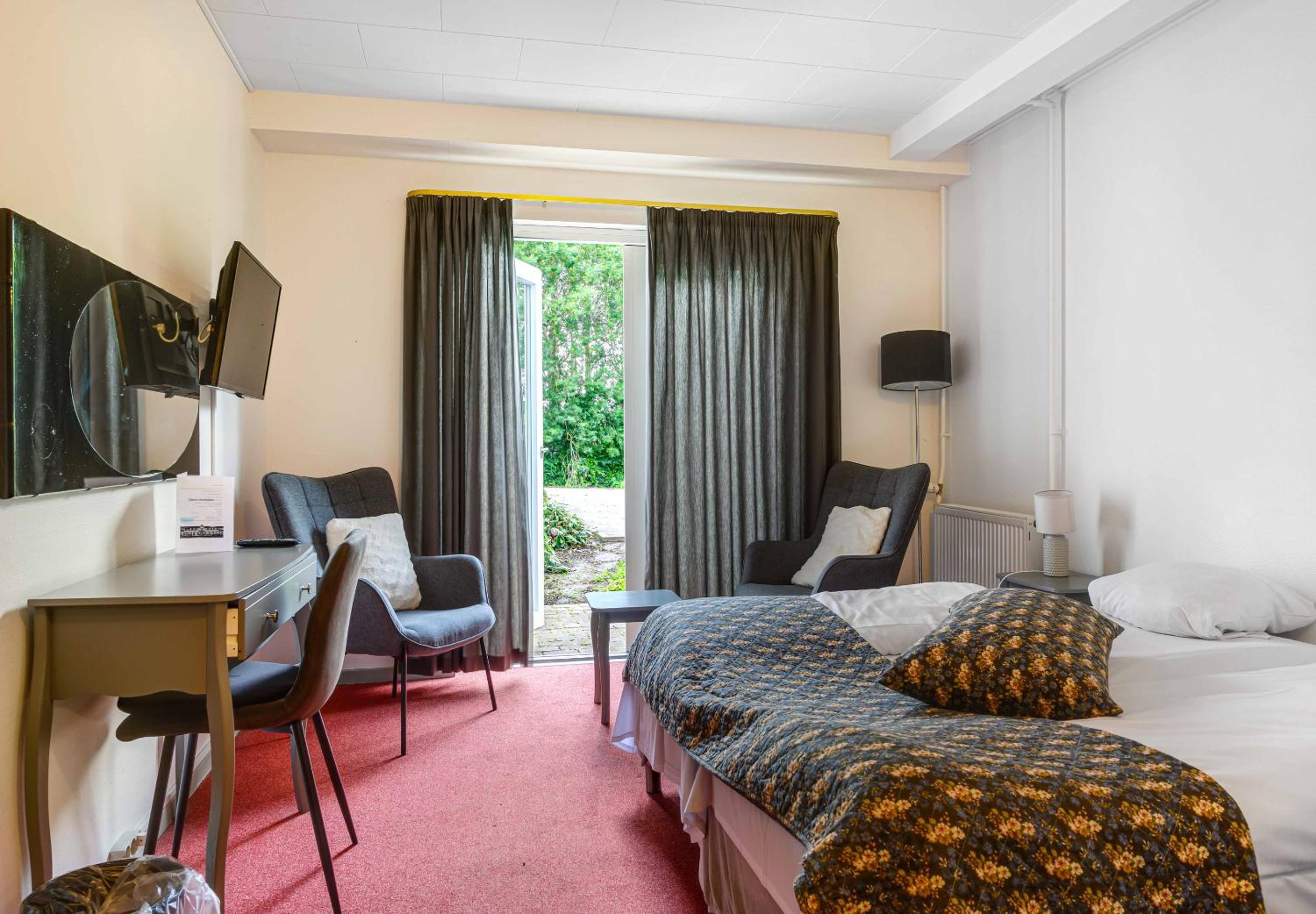 Double Room with Patio - Photo 9