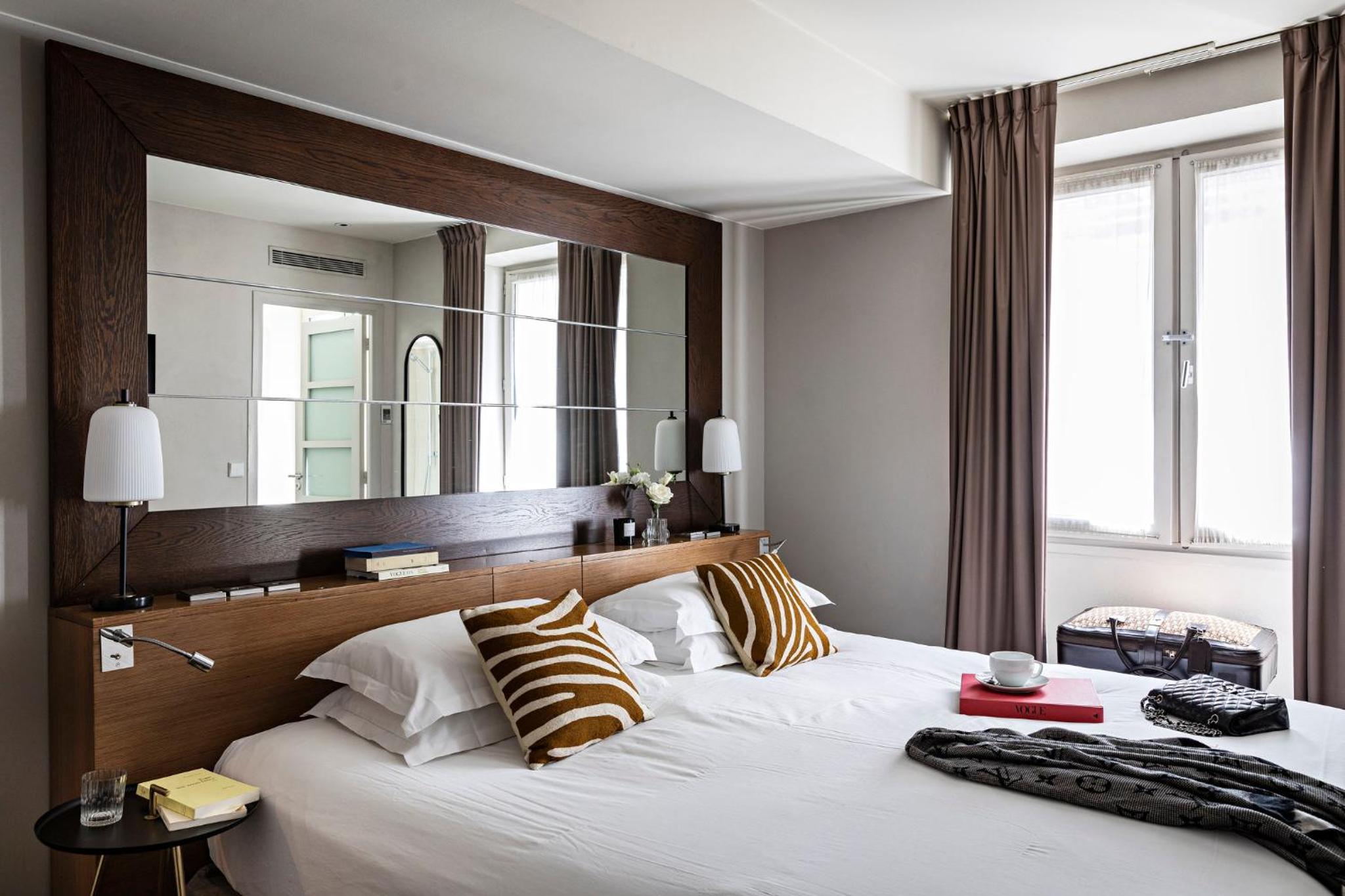Standard Room with One Double and One King Bed photo 2