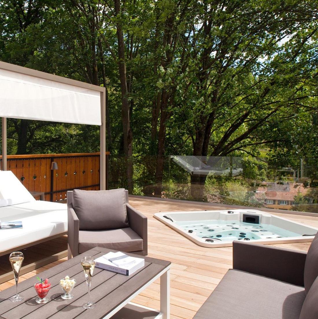 Top Suite with Hot Tub - Photo 3