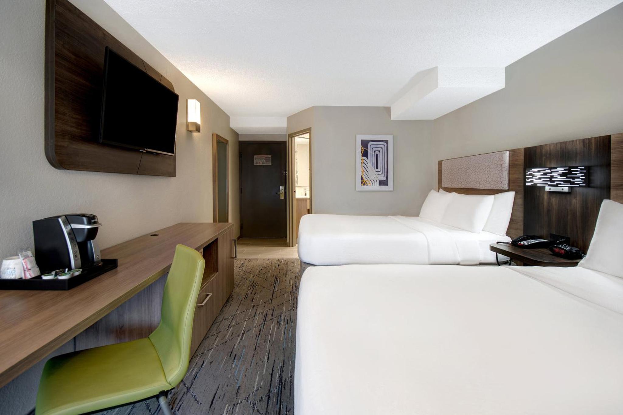 Standard Queen Room with Two Queen Beds - Photo 6