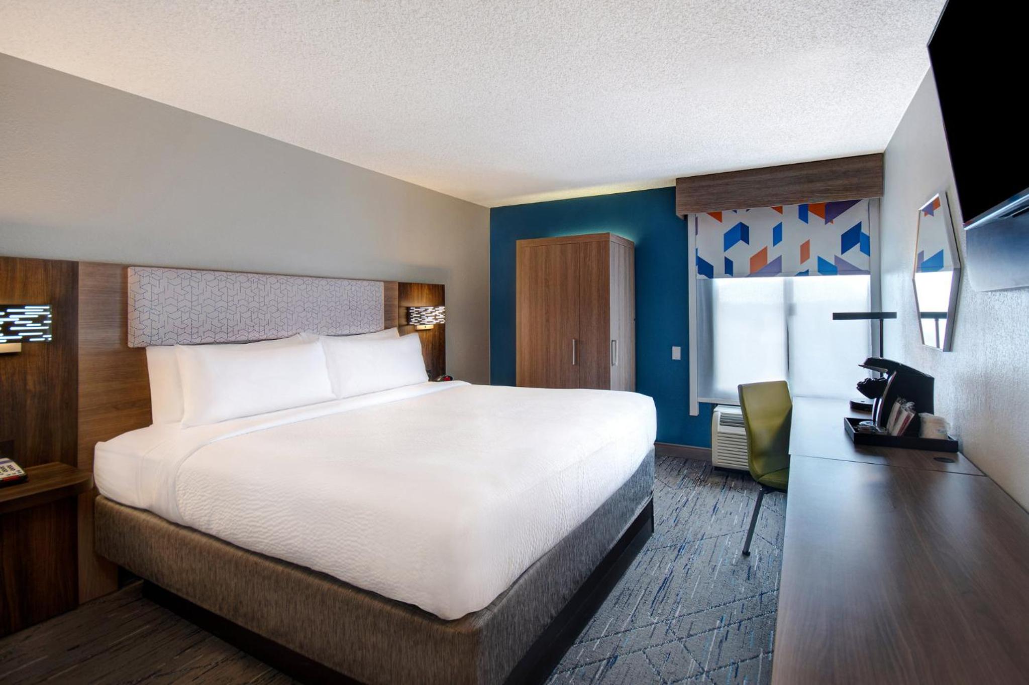 King Room - Non-Smoking - Photo 11