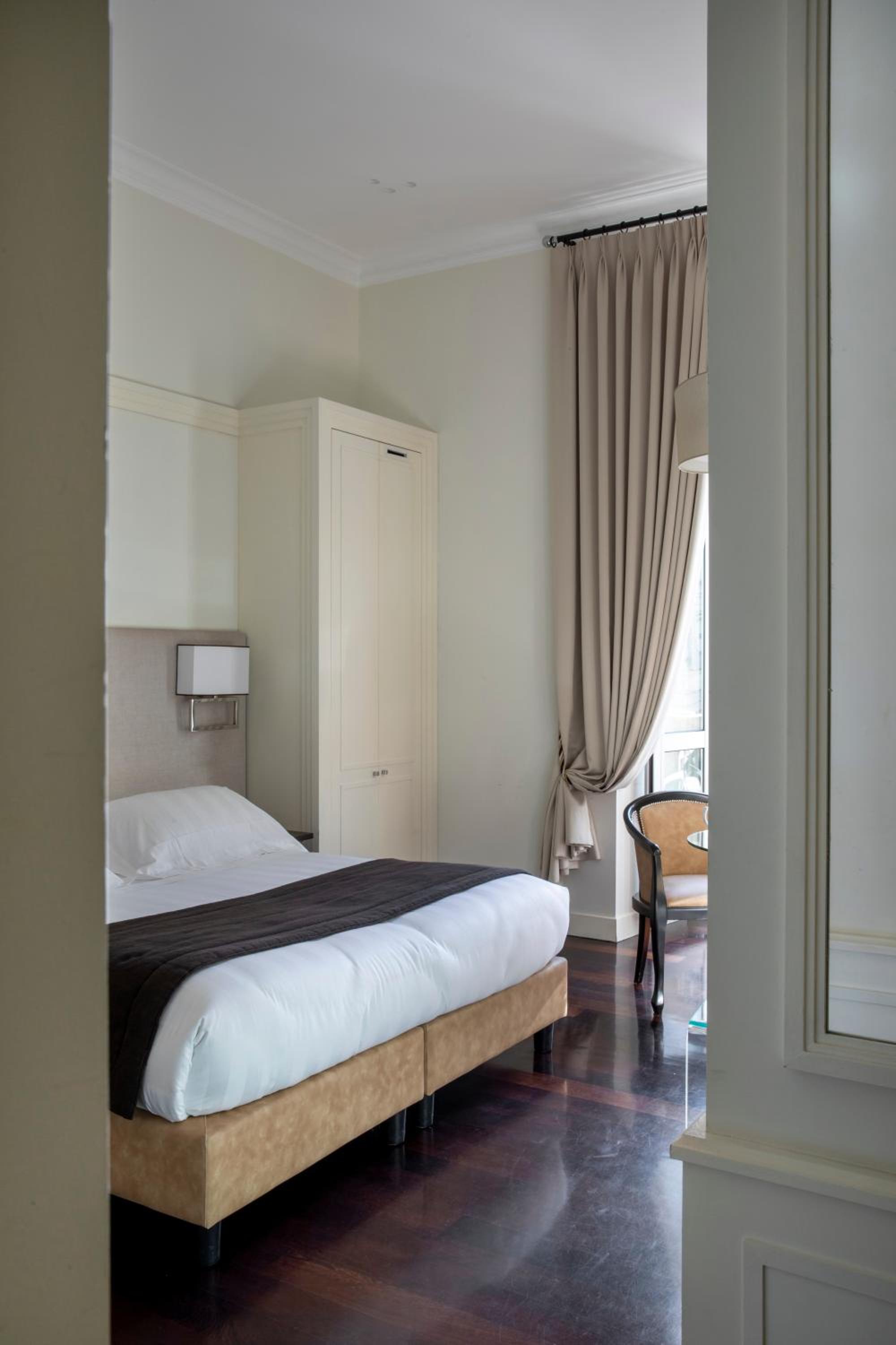 Deluxe Double or Twin Room with Balcony - Annex thumbnail 5