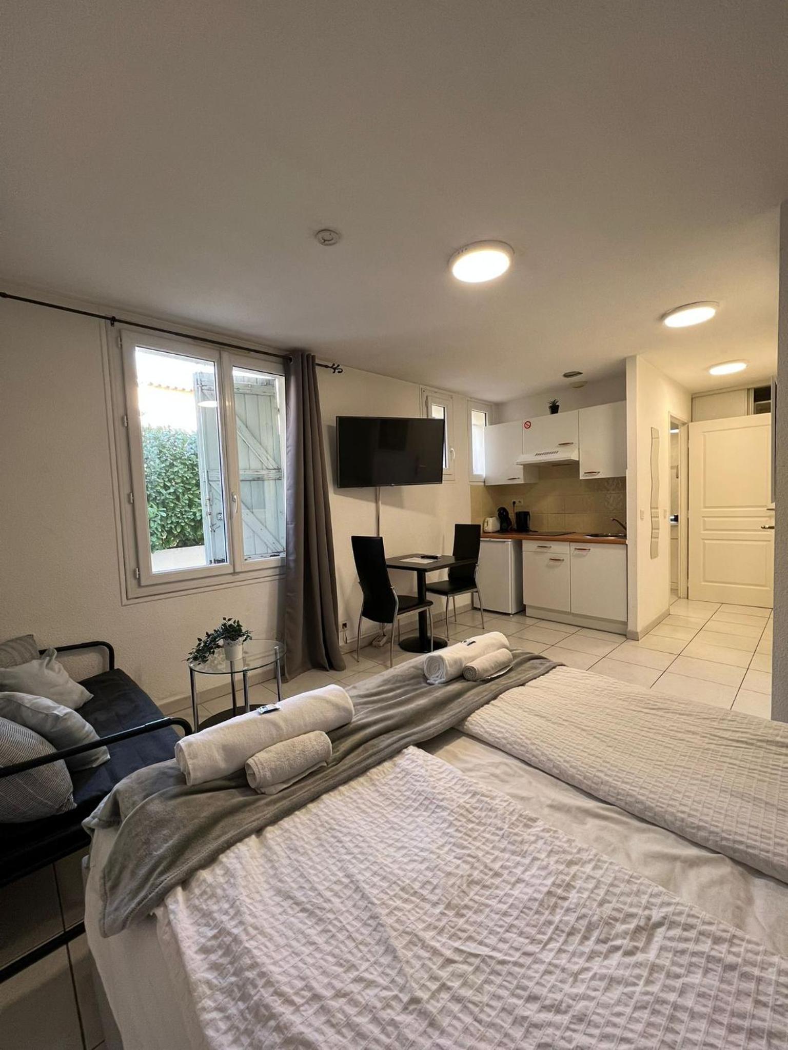 Studio Suite - Photo 17