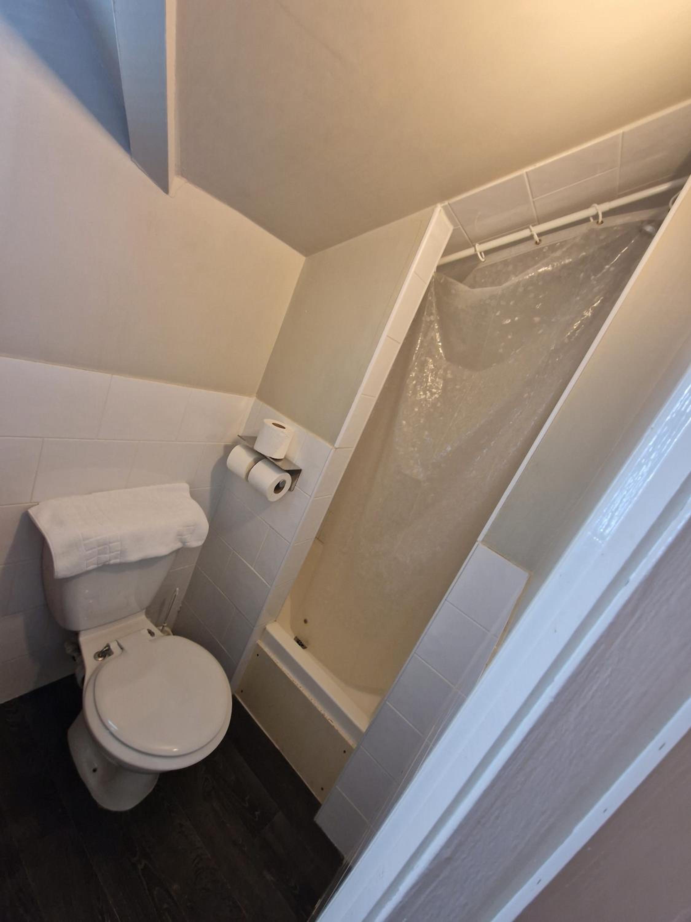 Single Room with Private Bathroom photo 3