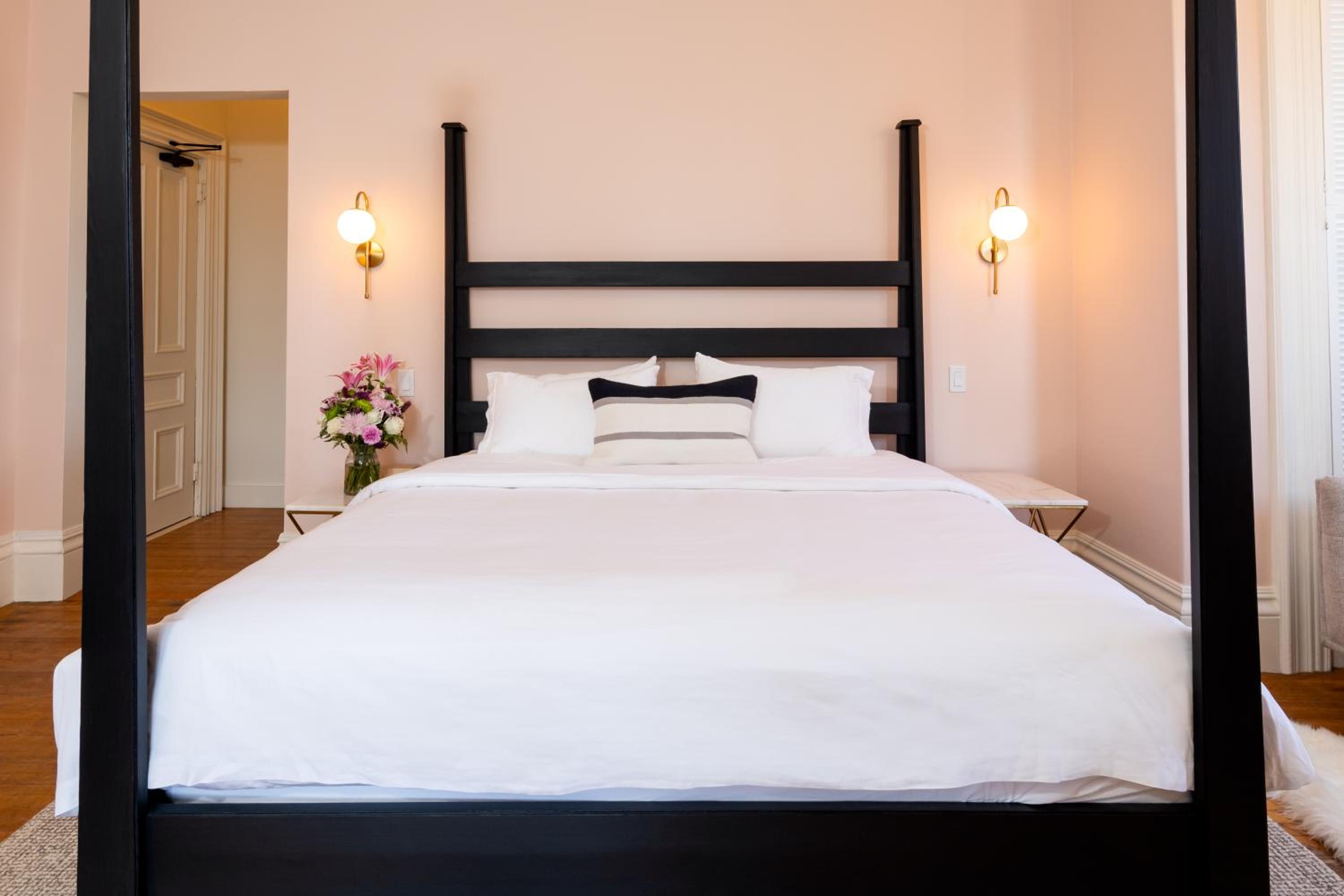 Deluxe King Suite photo 1