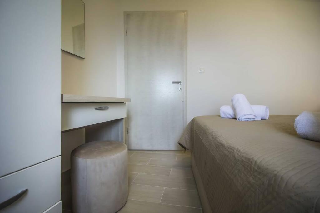 Three-Bedroom House photo 2