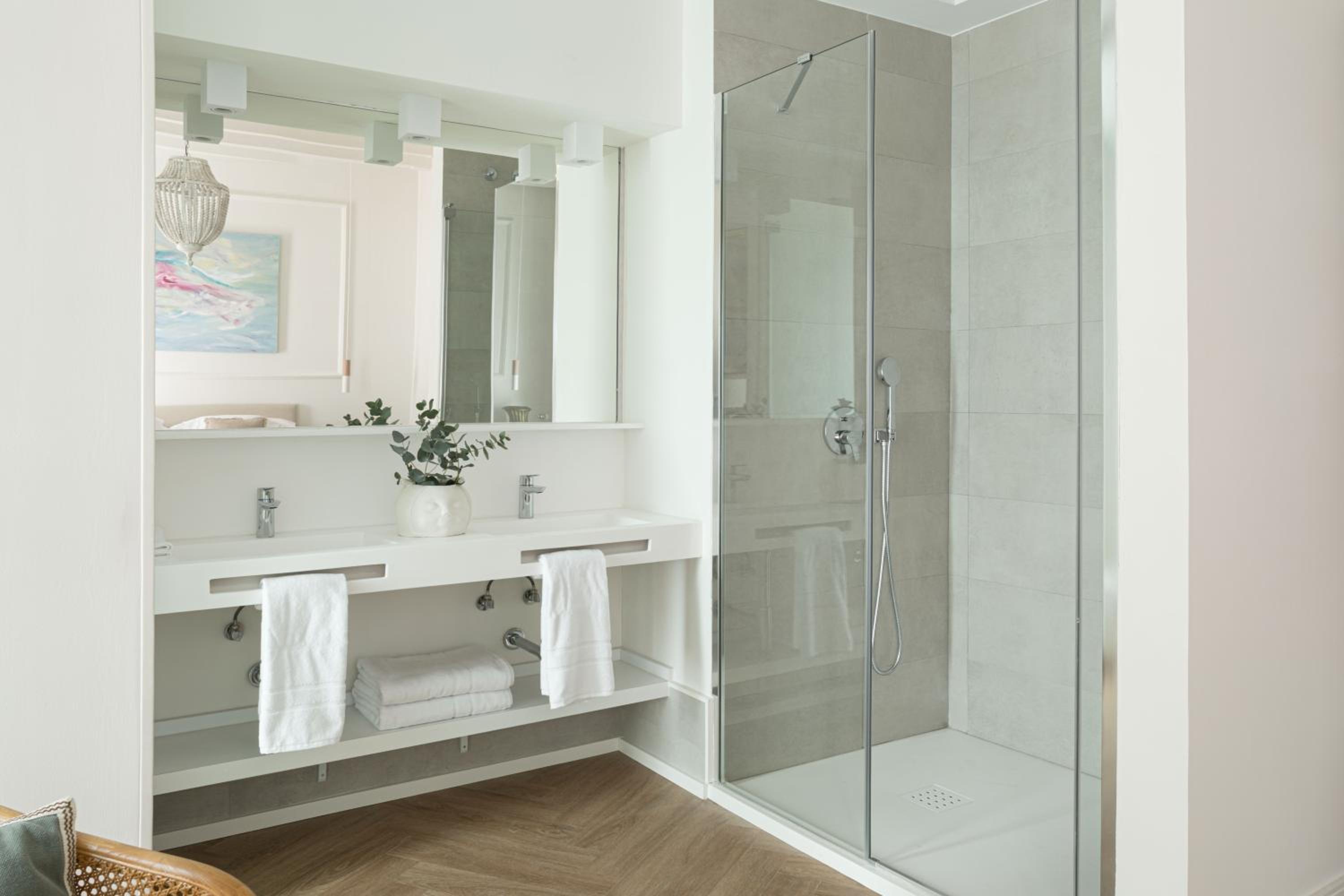 Premium Suite - Photo 10