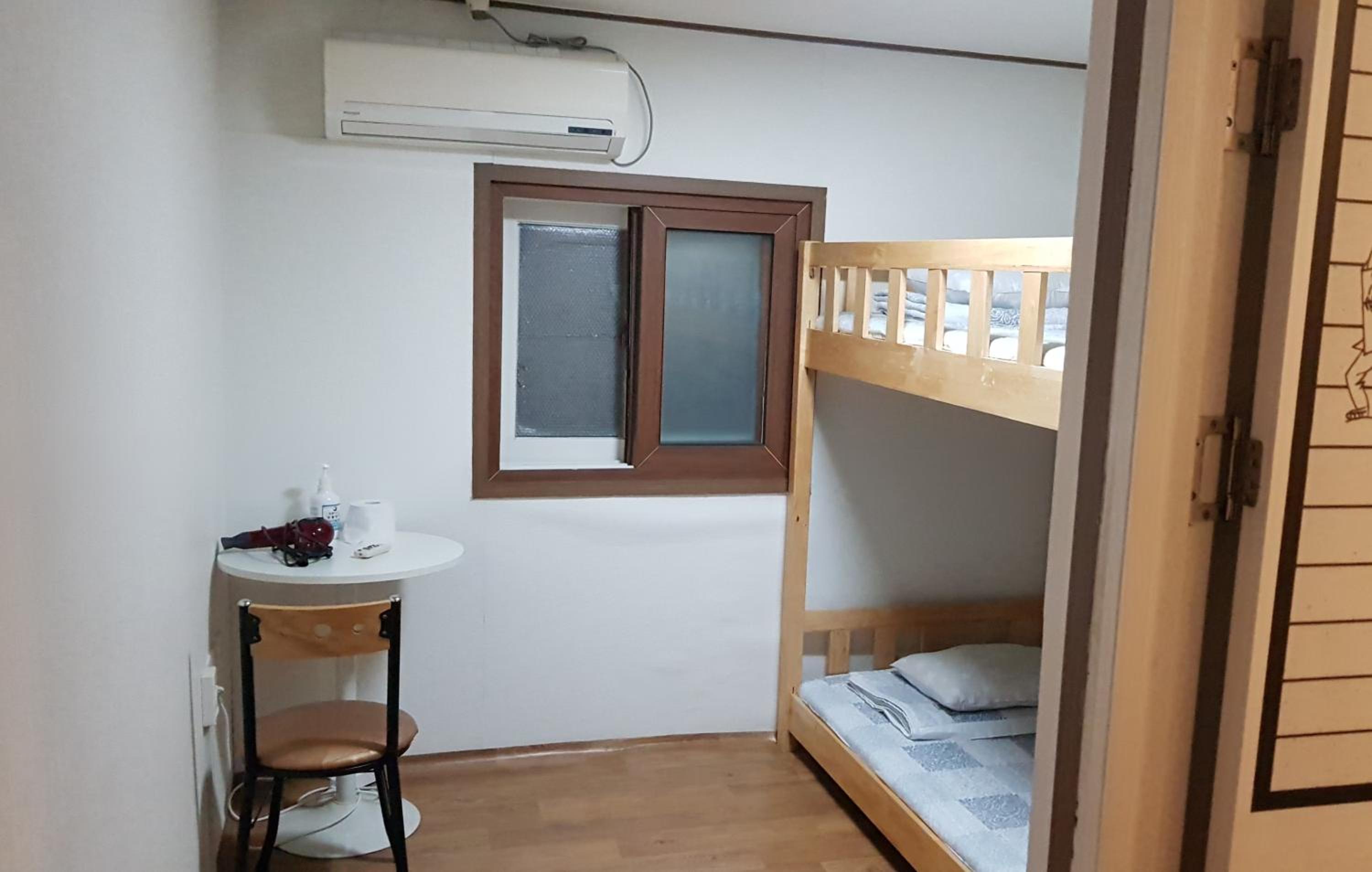 Female Dormitory Room photo 3