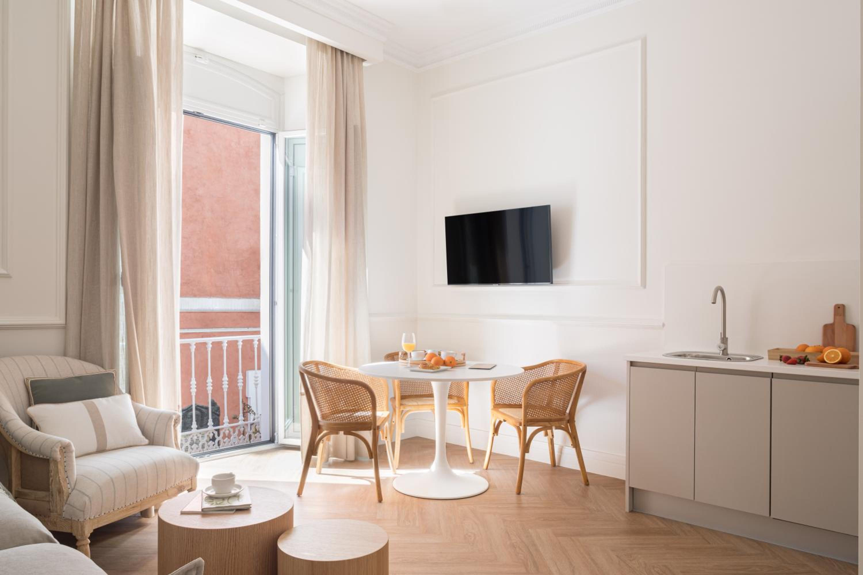Suite - Photo 8