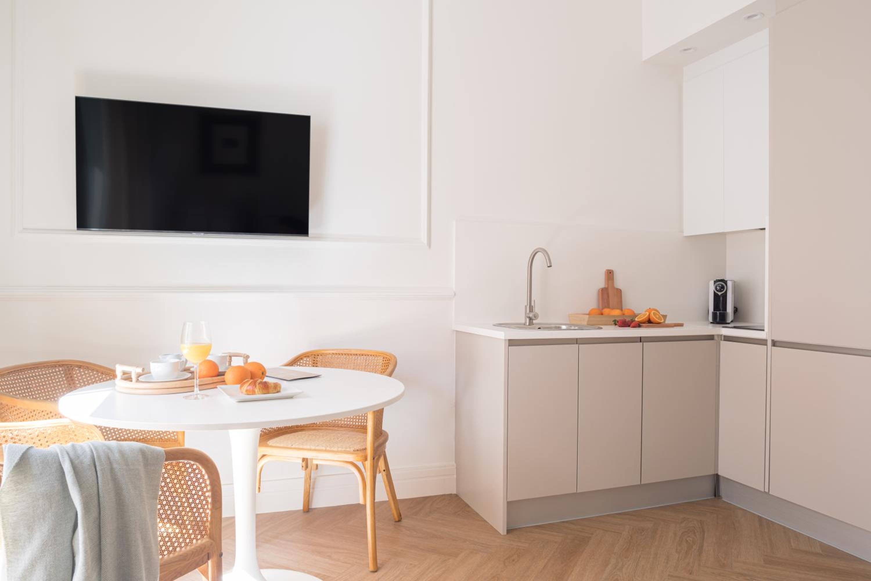 Suite - Photo 13