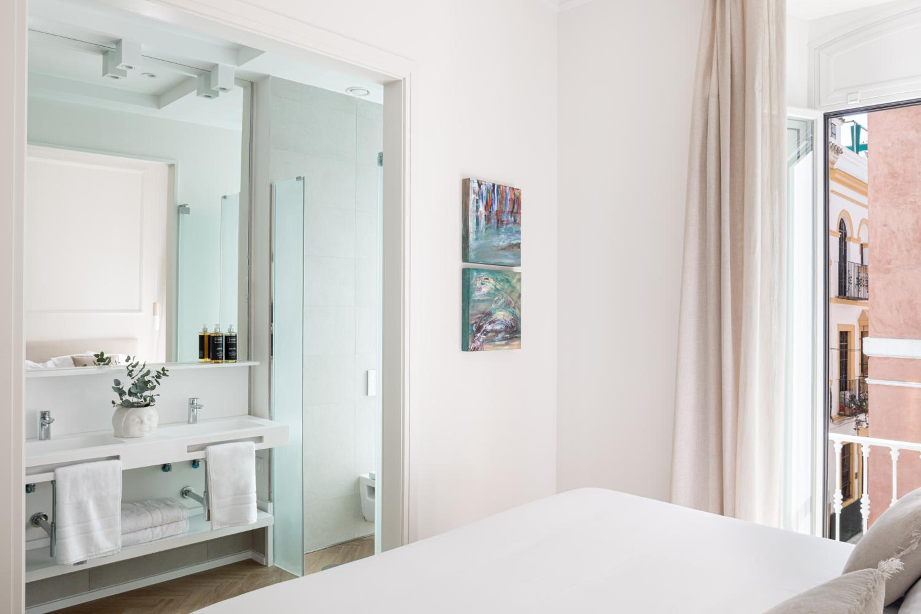 Suite - Photo 17