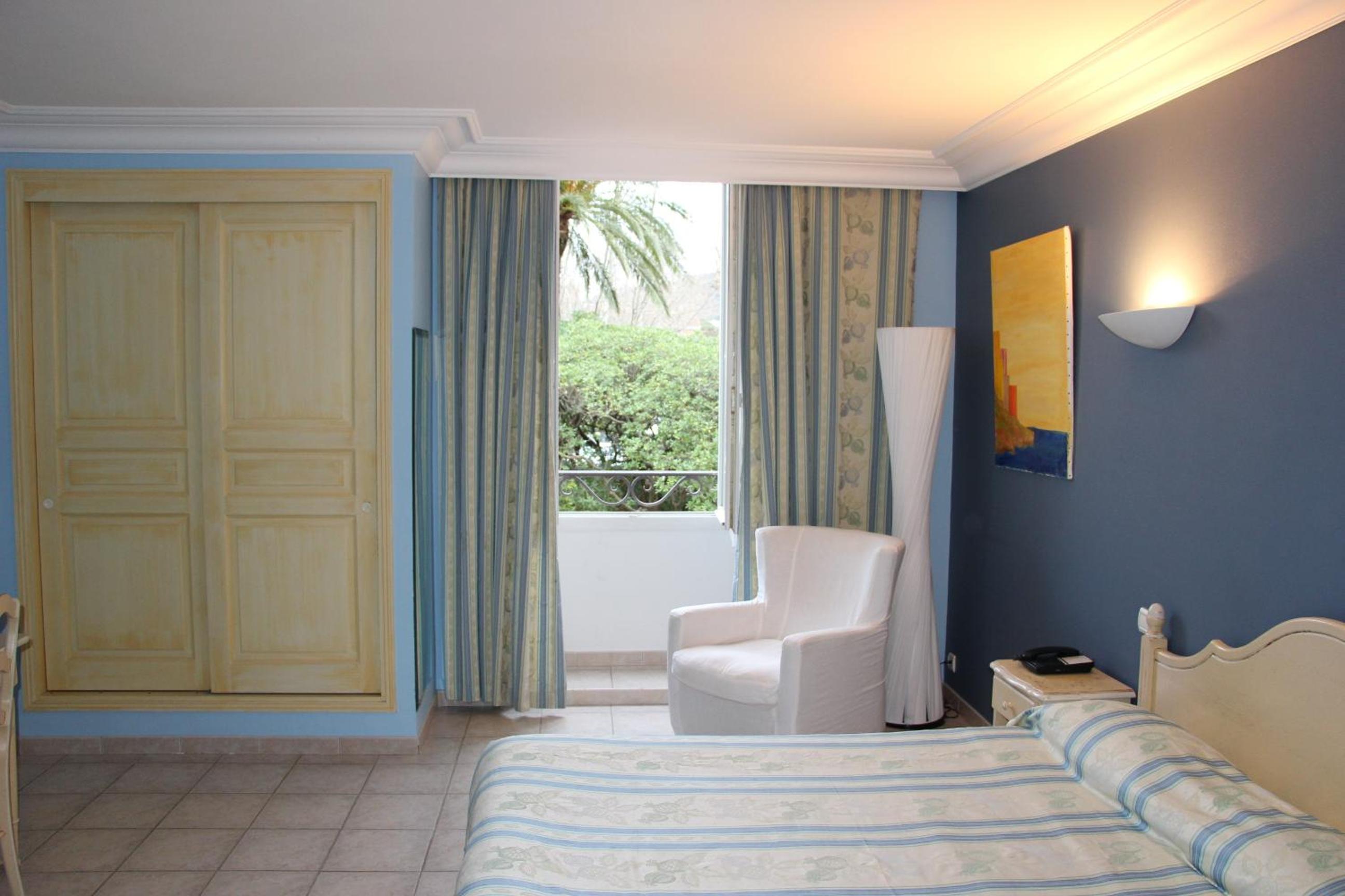 Deluxe Double Room with Bath photo 2