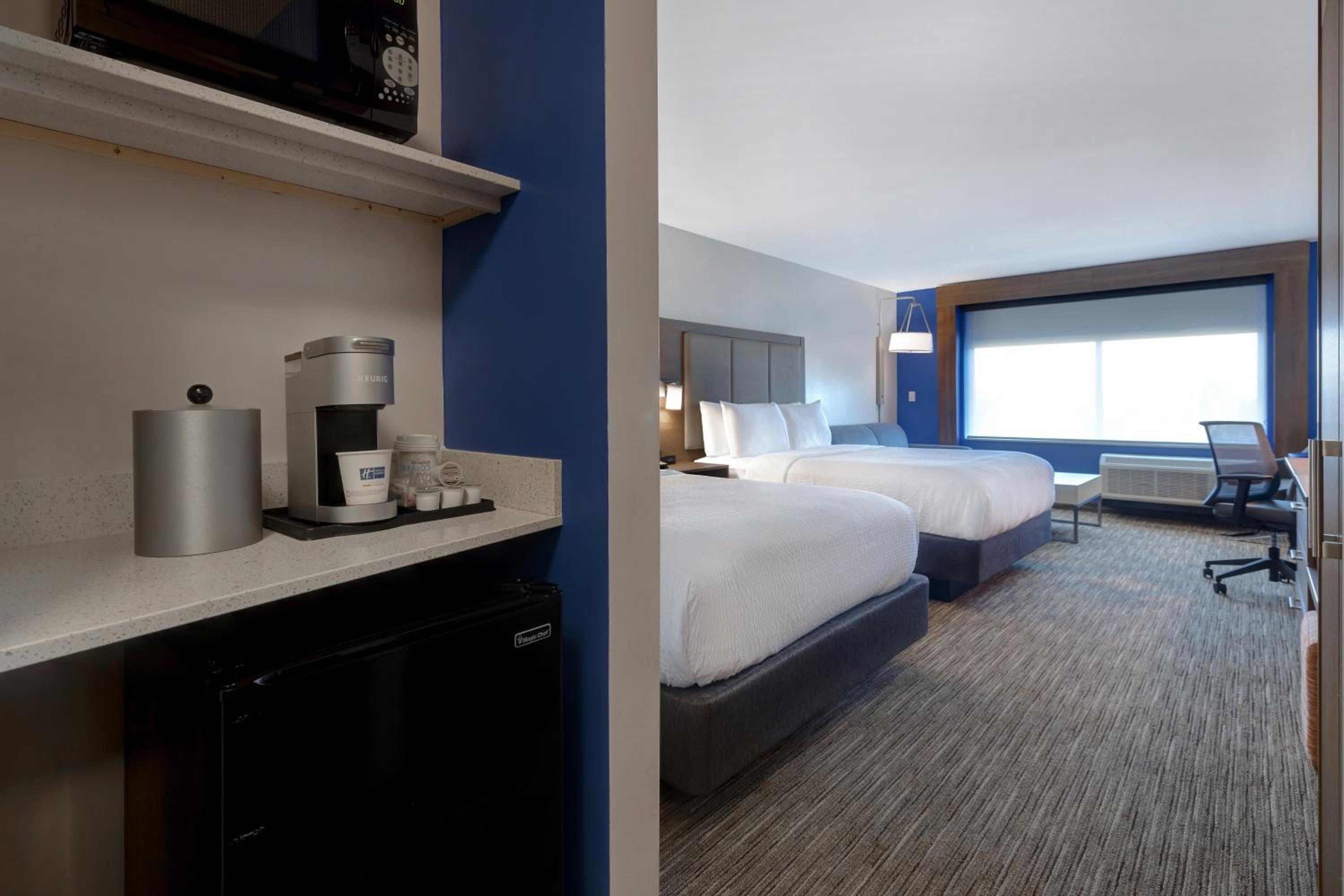 Standard Queen Room with Two Queen Beds - Communications Accessible - Photo 4