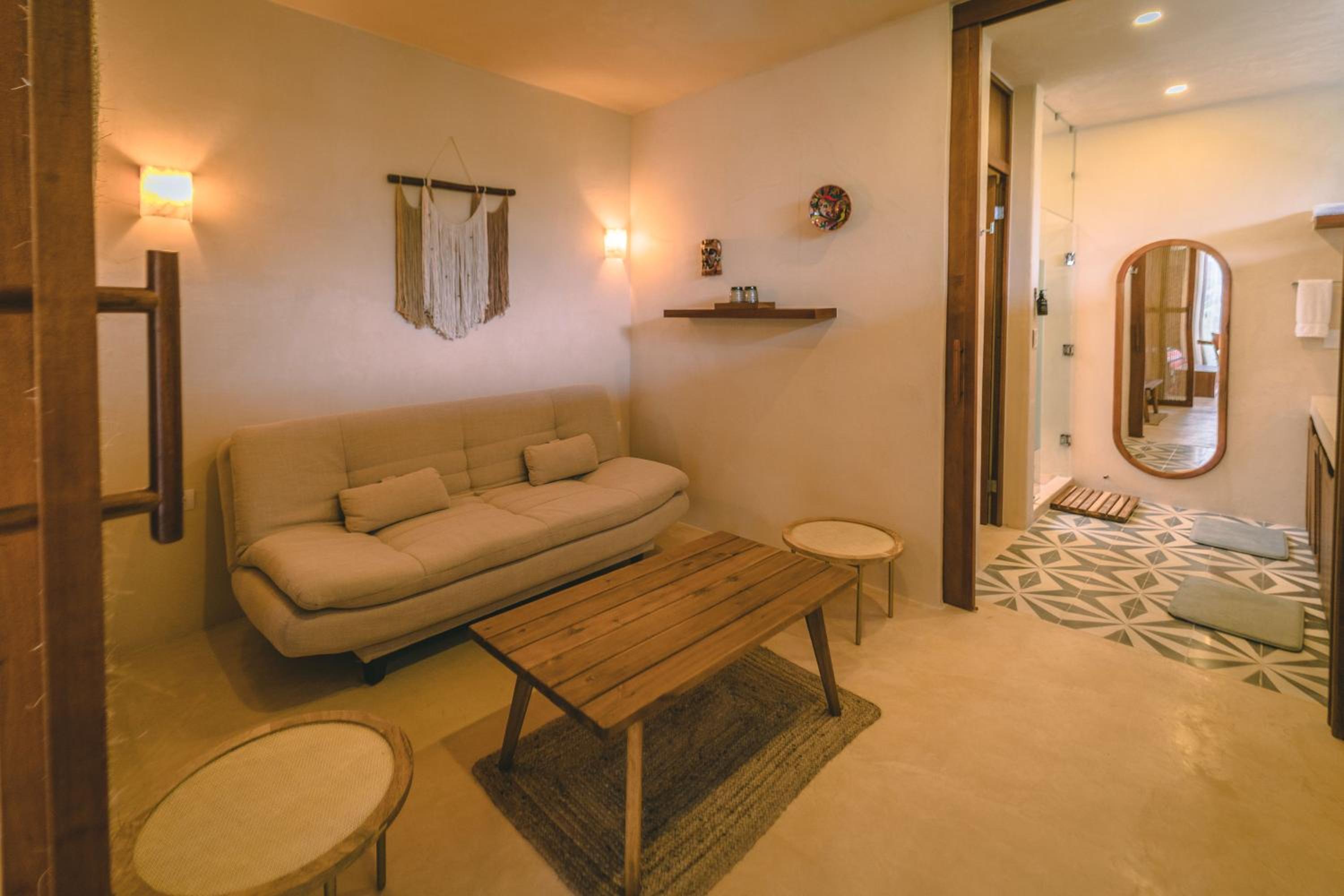 Suite - Photo 1