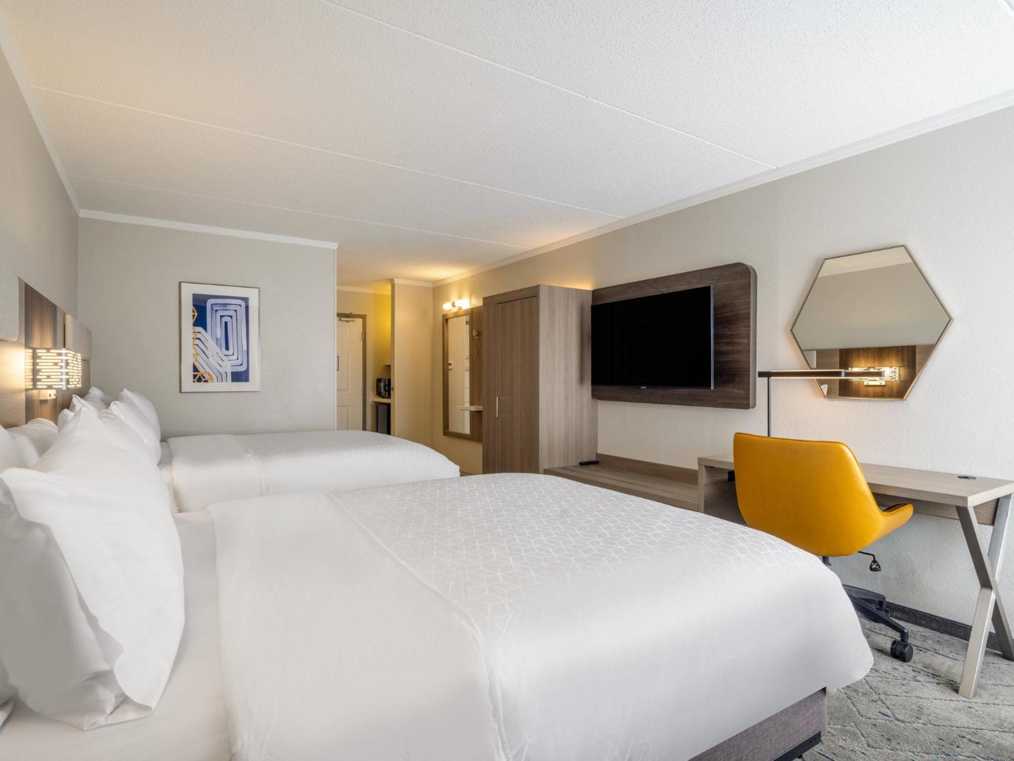 Standard Room with Two Queen Beds - Photo 11