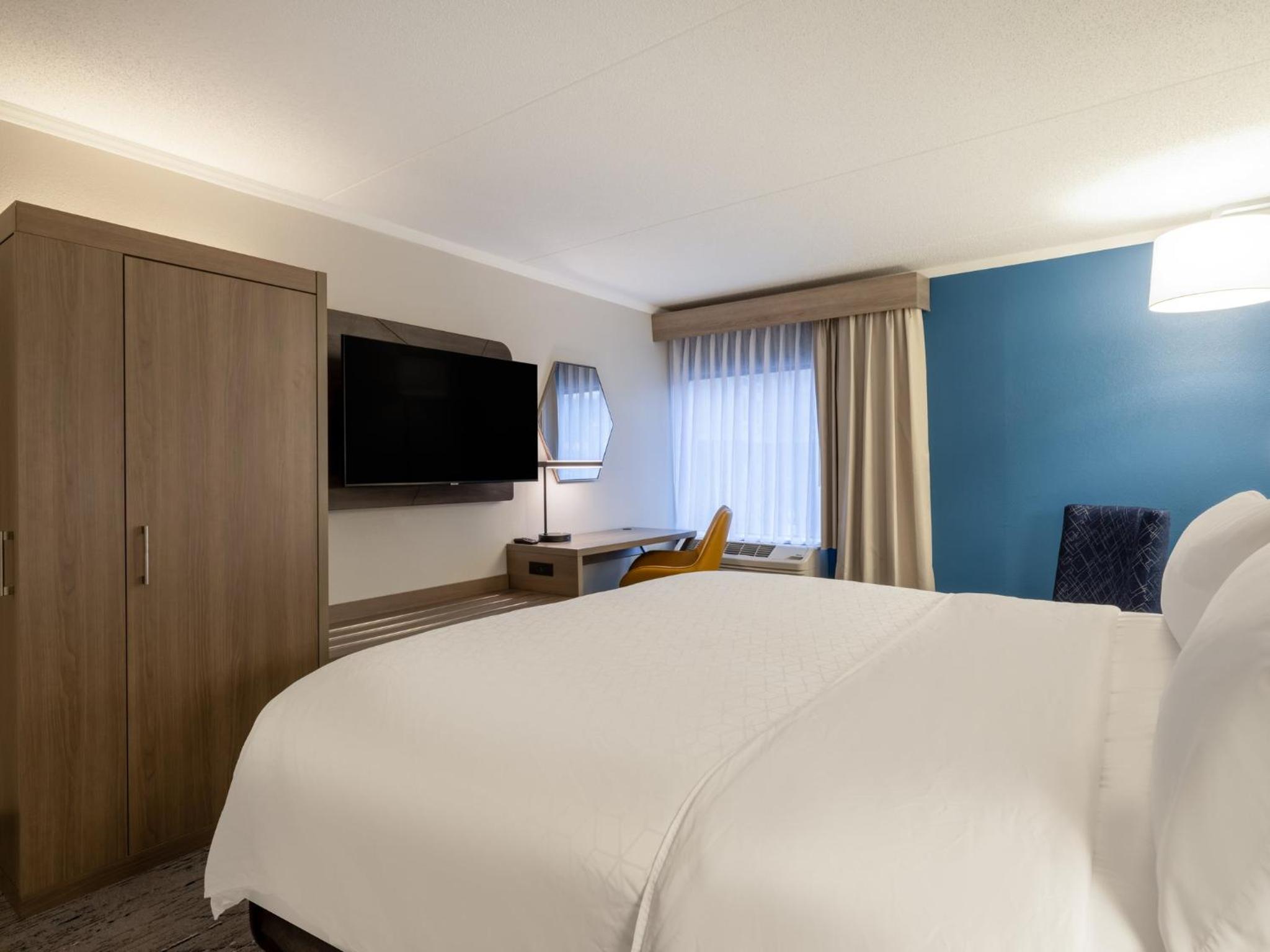 Standard King Room - Photo 9